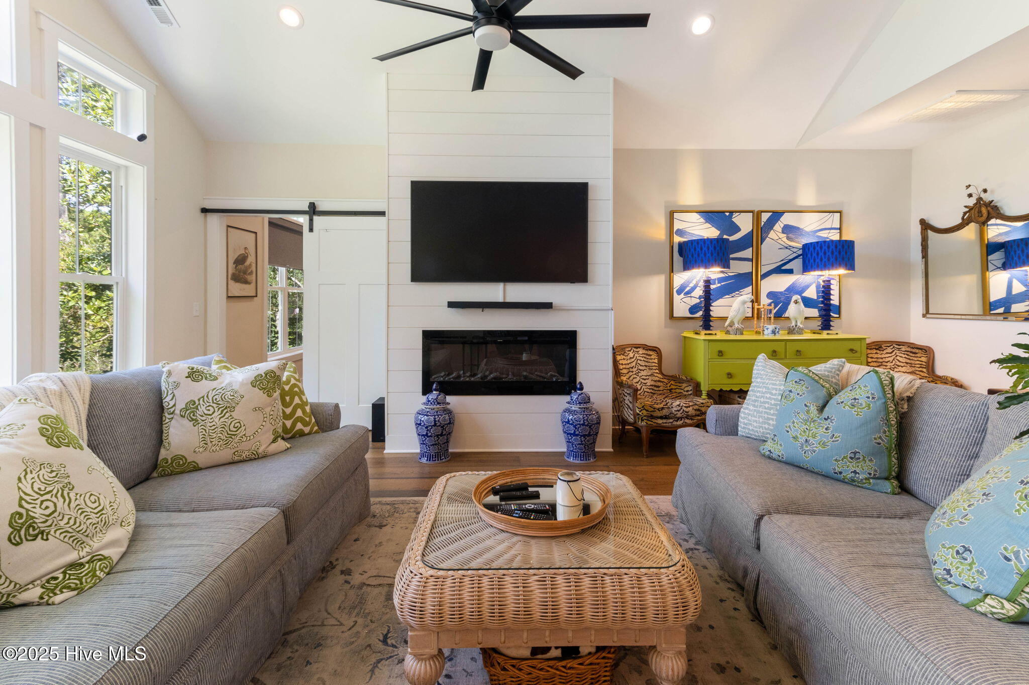 100525541 | Photo 23