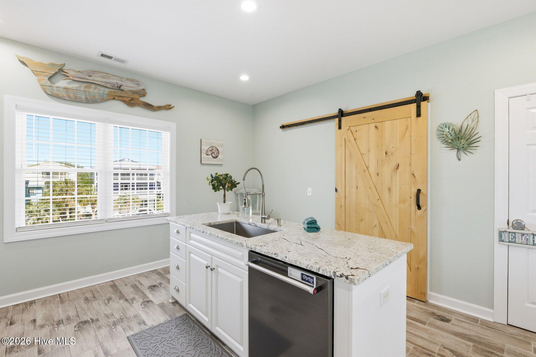 100570503 | Photo 12