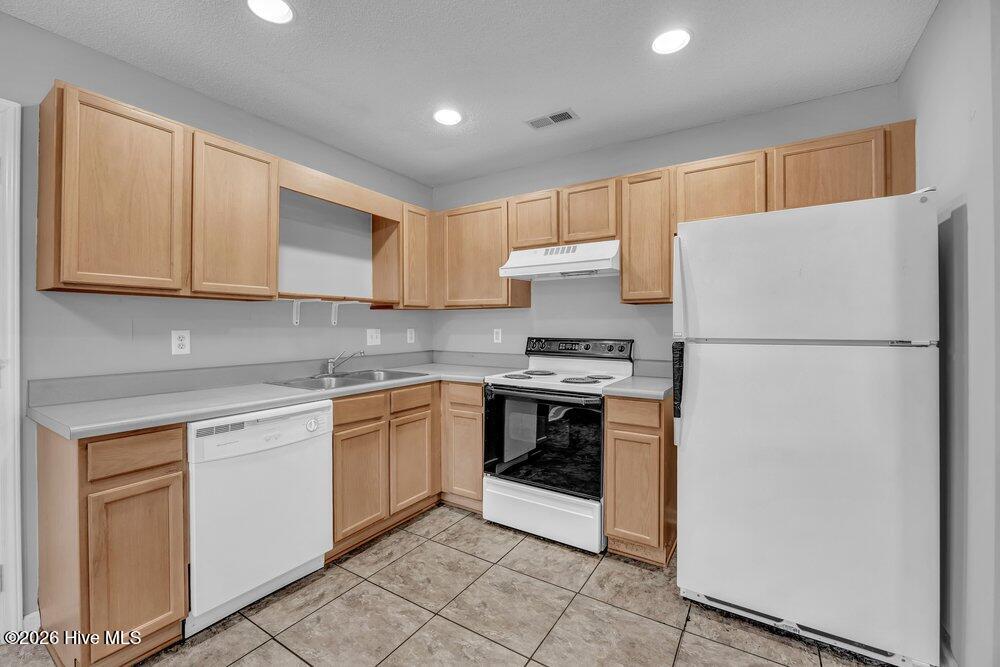 100570351 | Photo 12