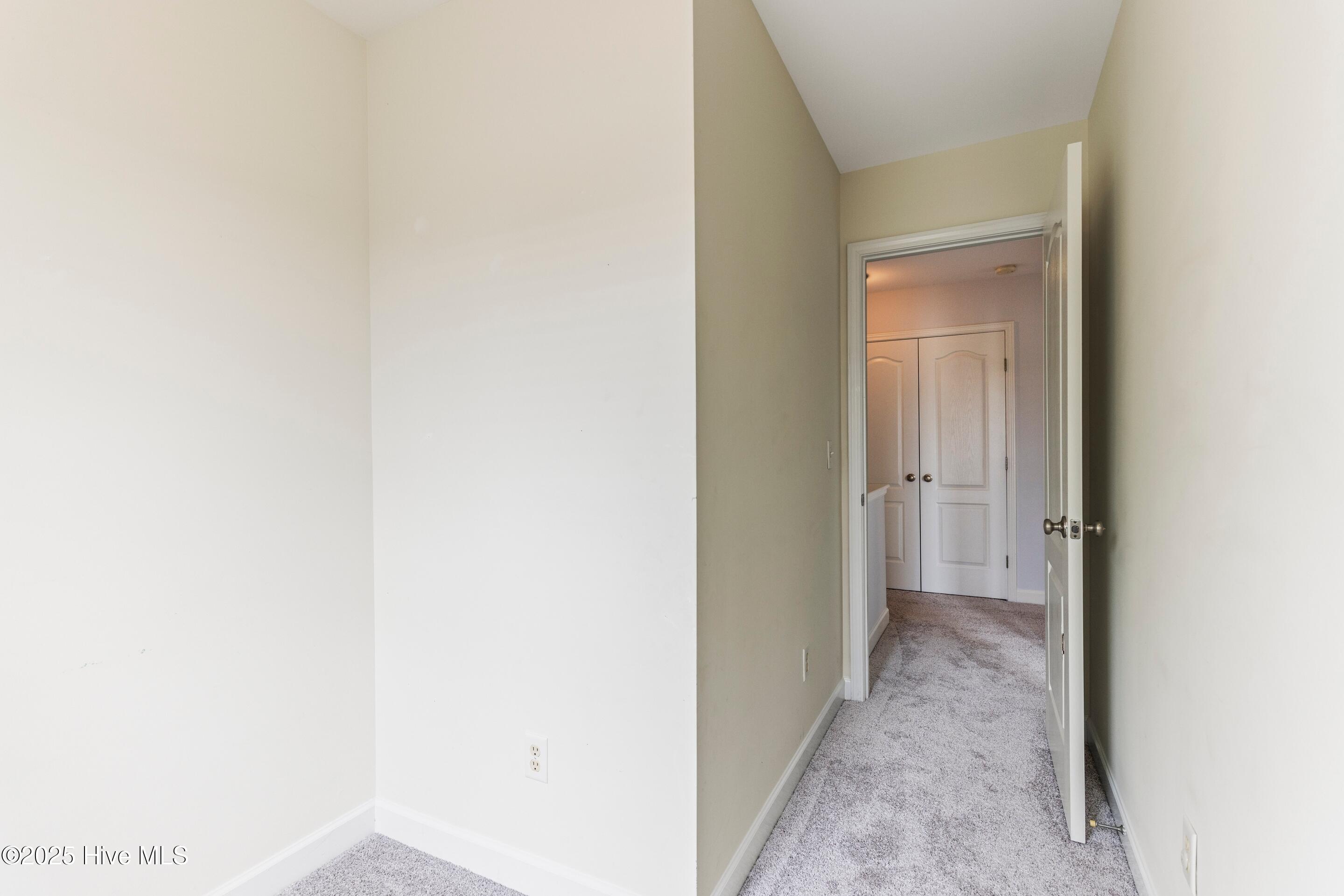 100527201 | Photo 18