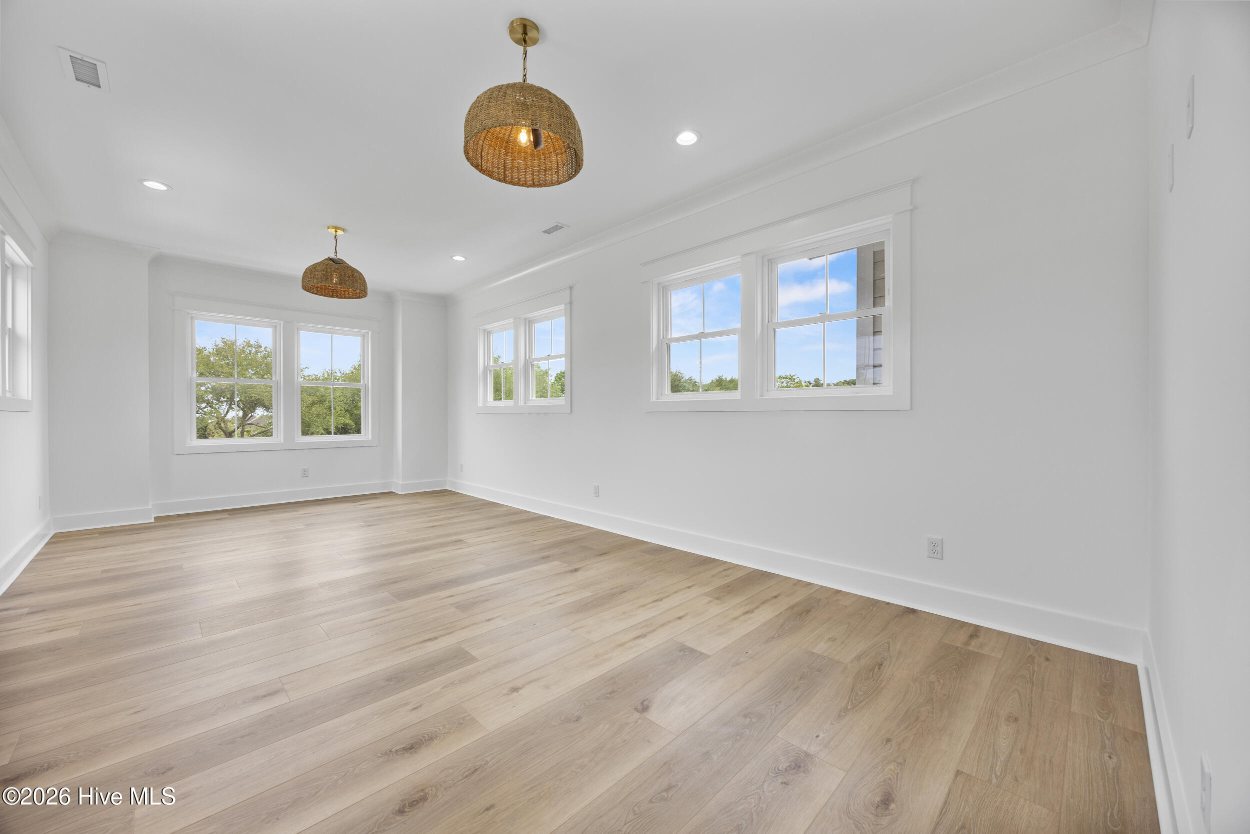 100570401 | Photo 43