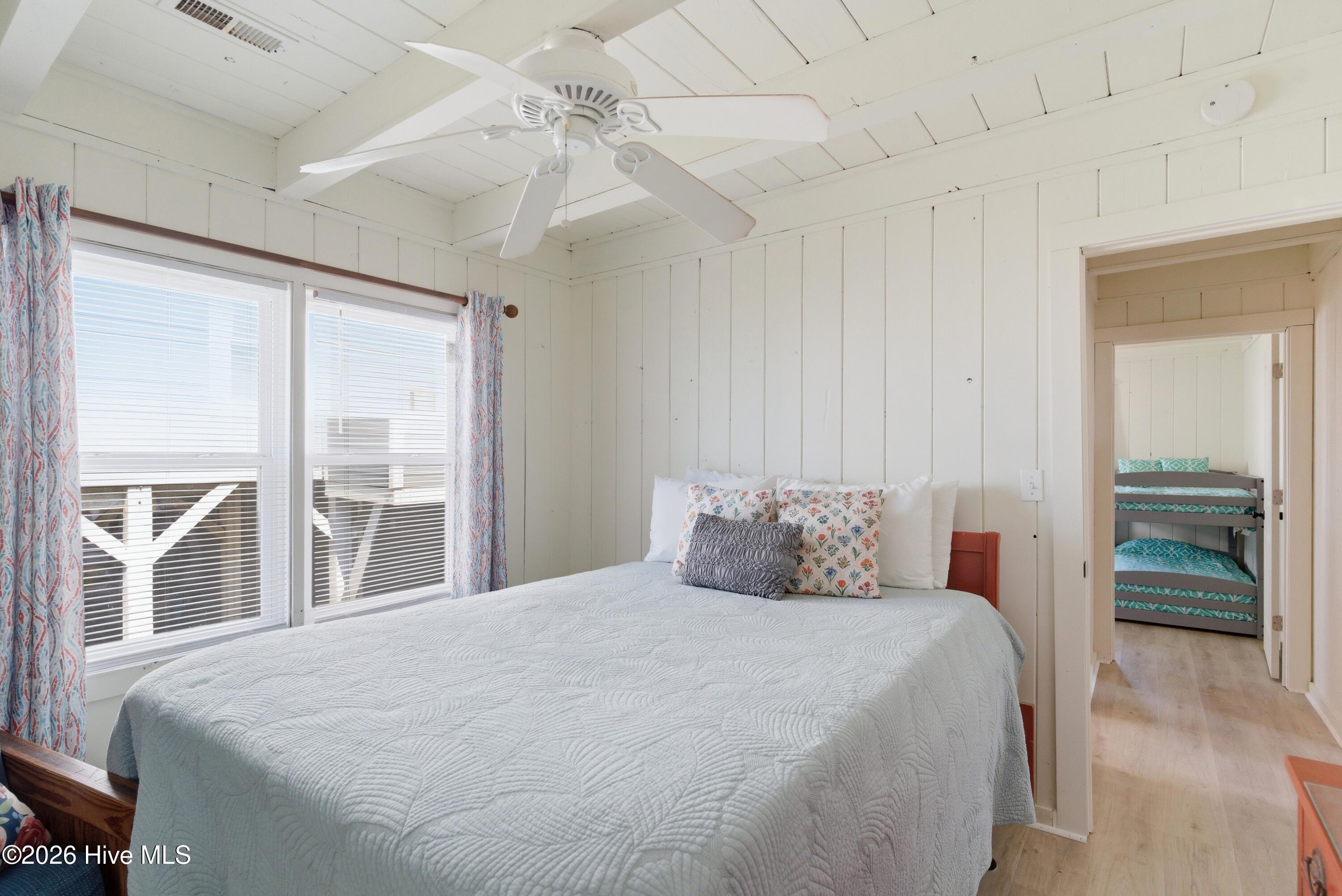 100570347 | Photo 30