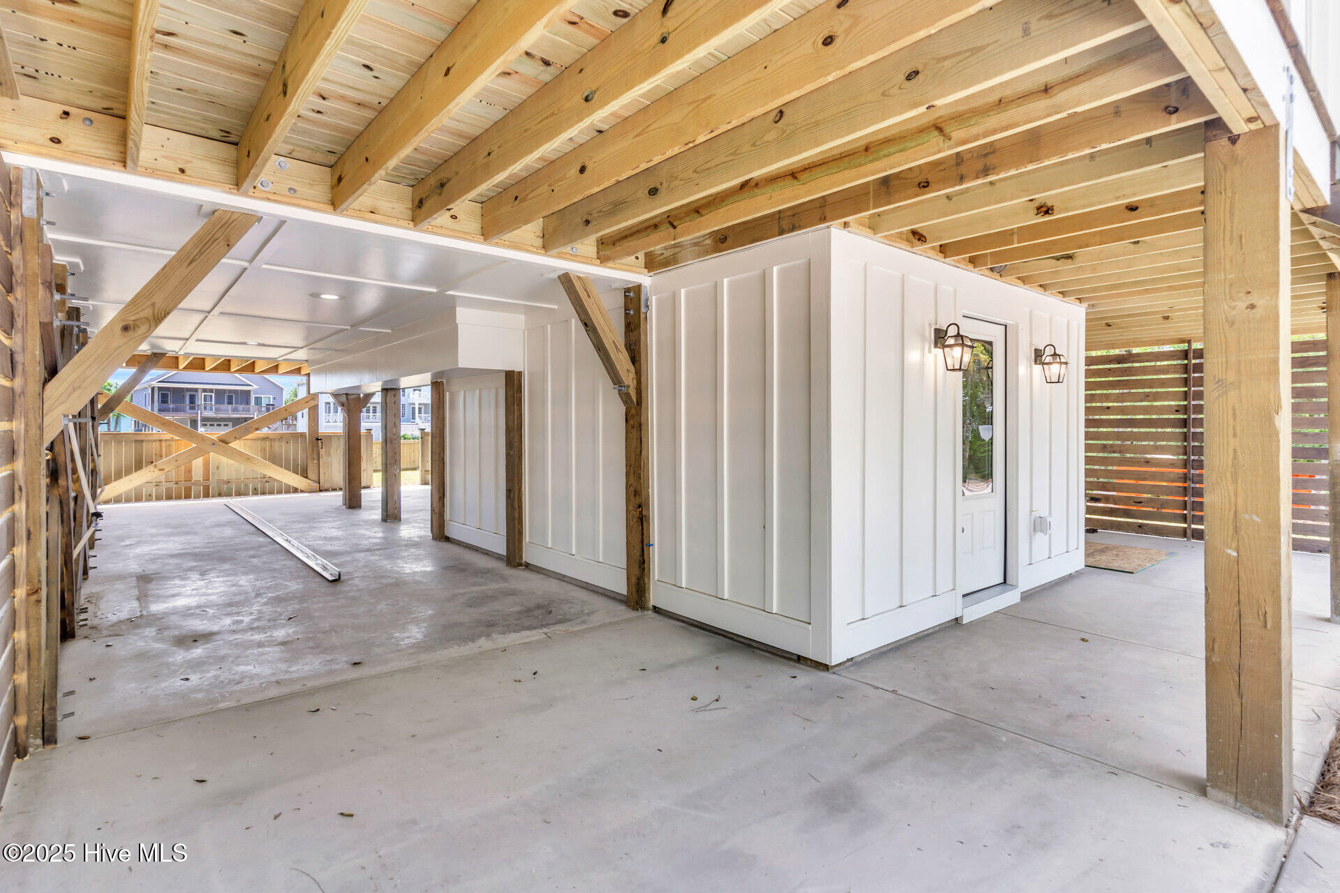 100547120 | Photo 37