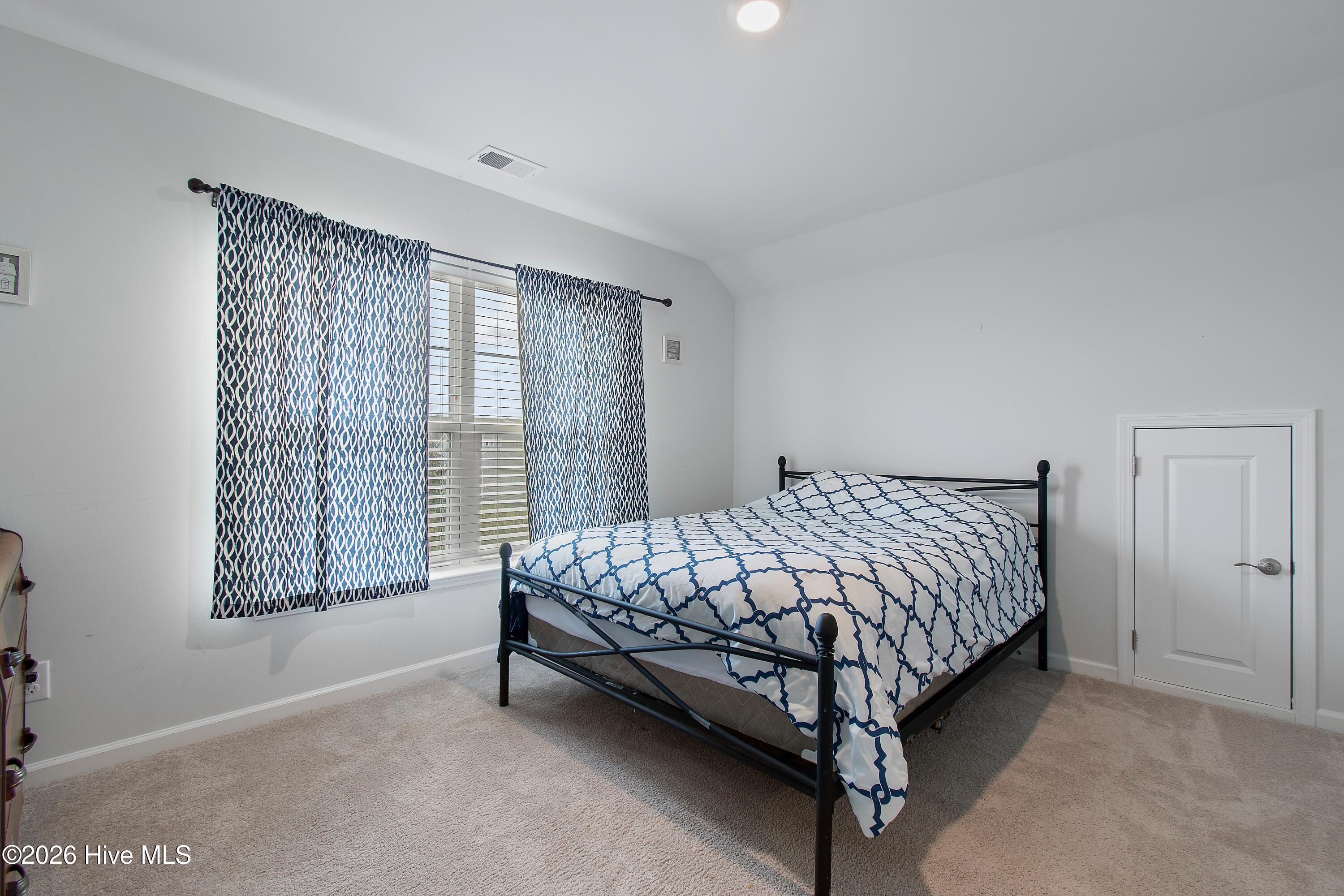 100560000 | Photo 25