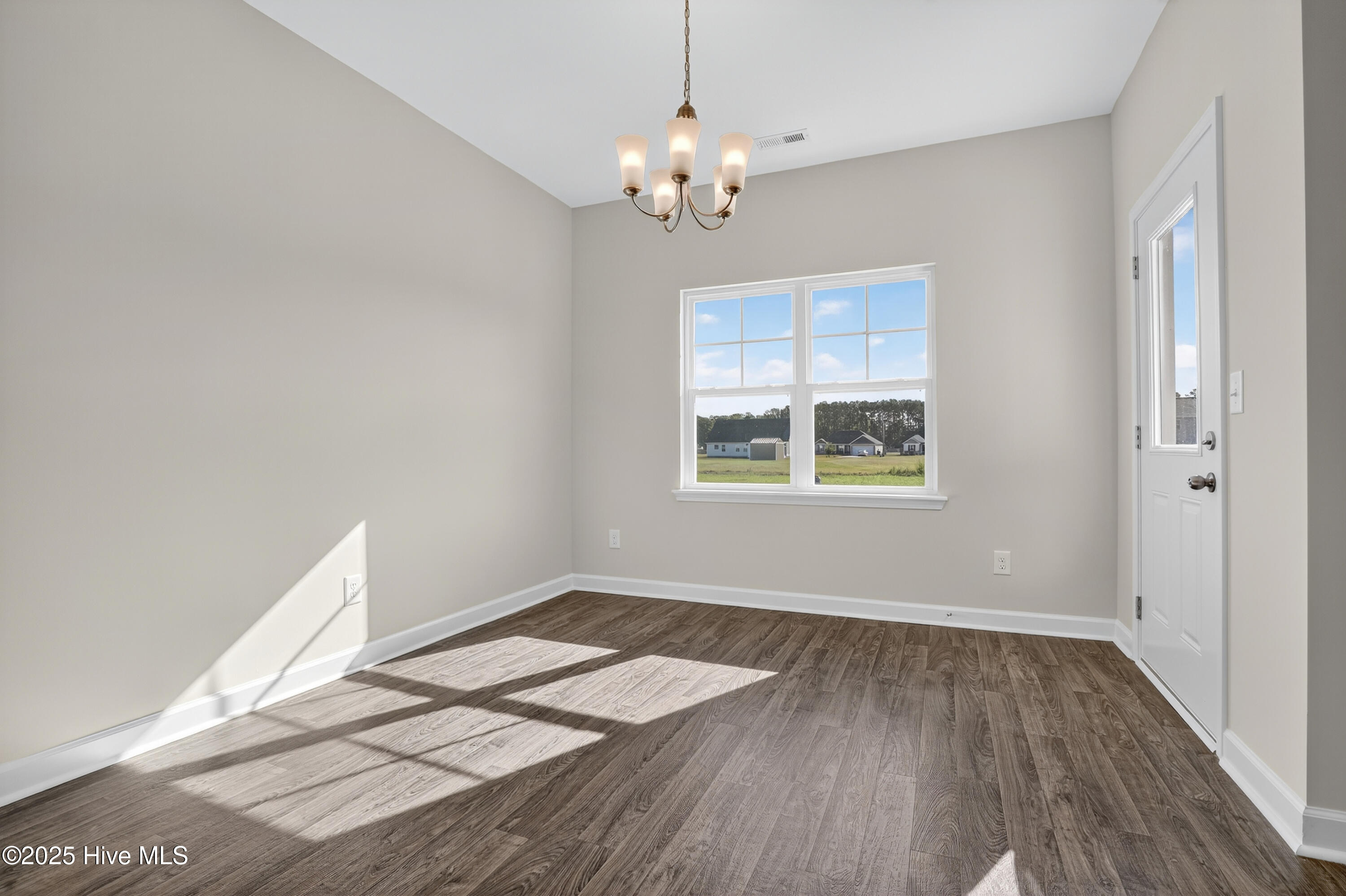 100505090 | Photo 26