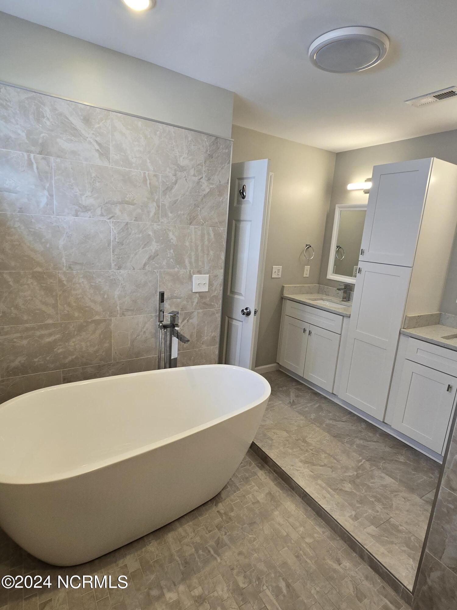 100465743 | Photo 38