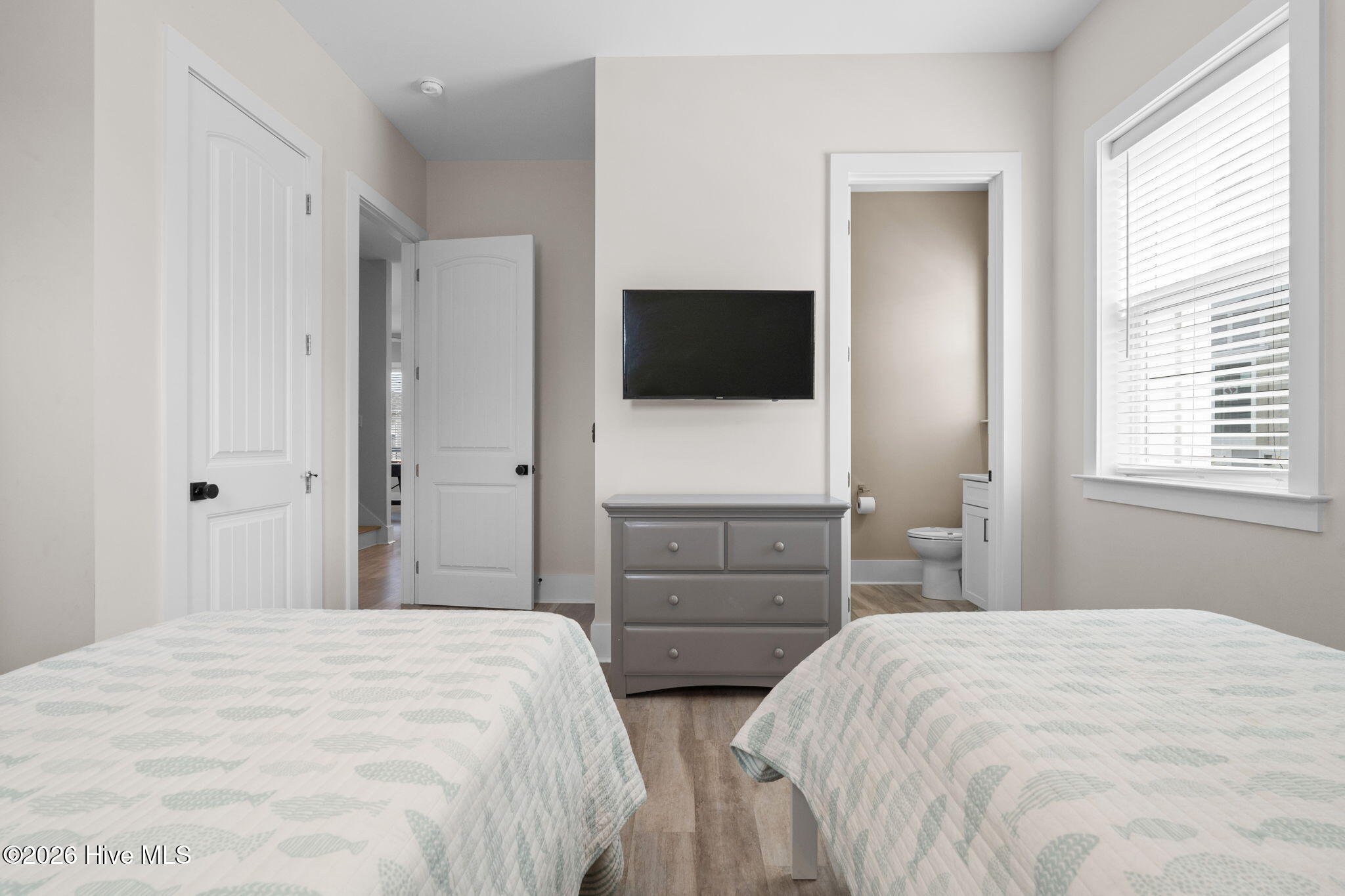 100564964 | Photo 38