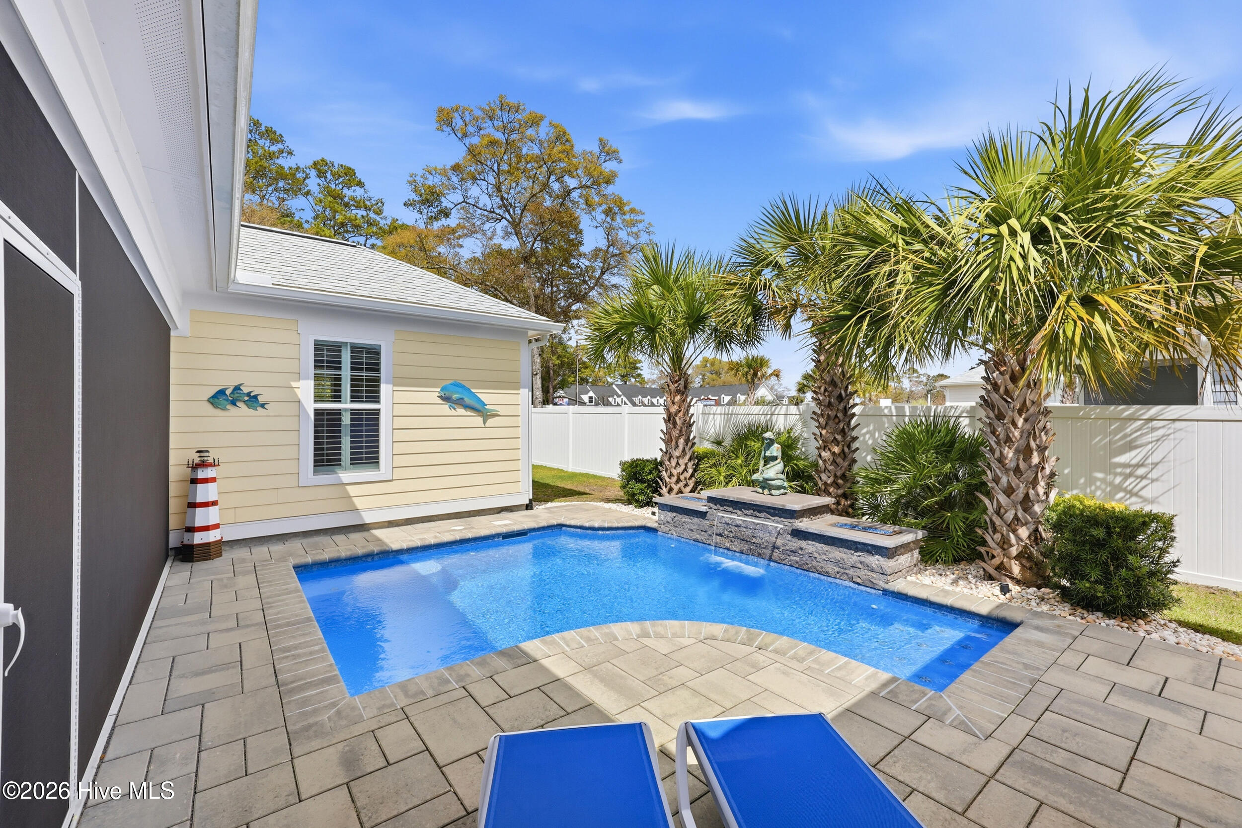 100563402 | Photo 32