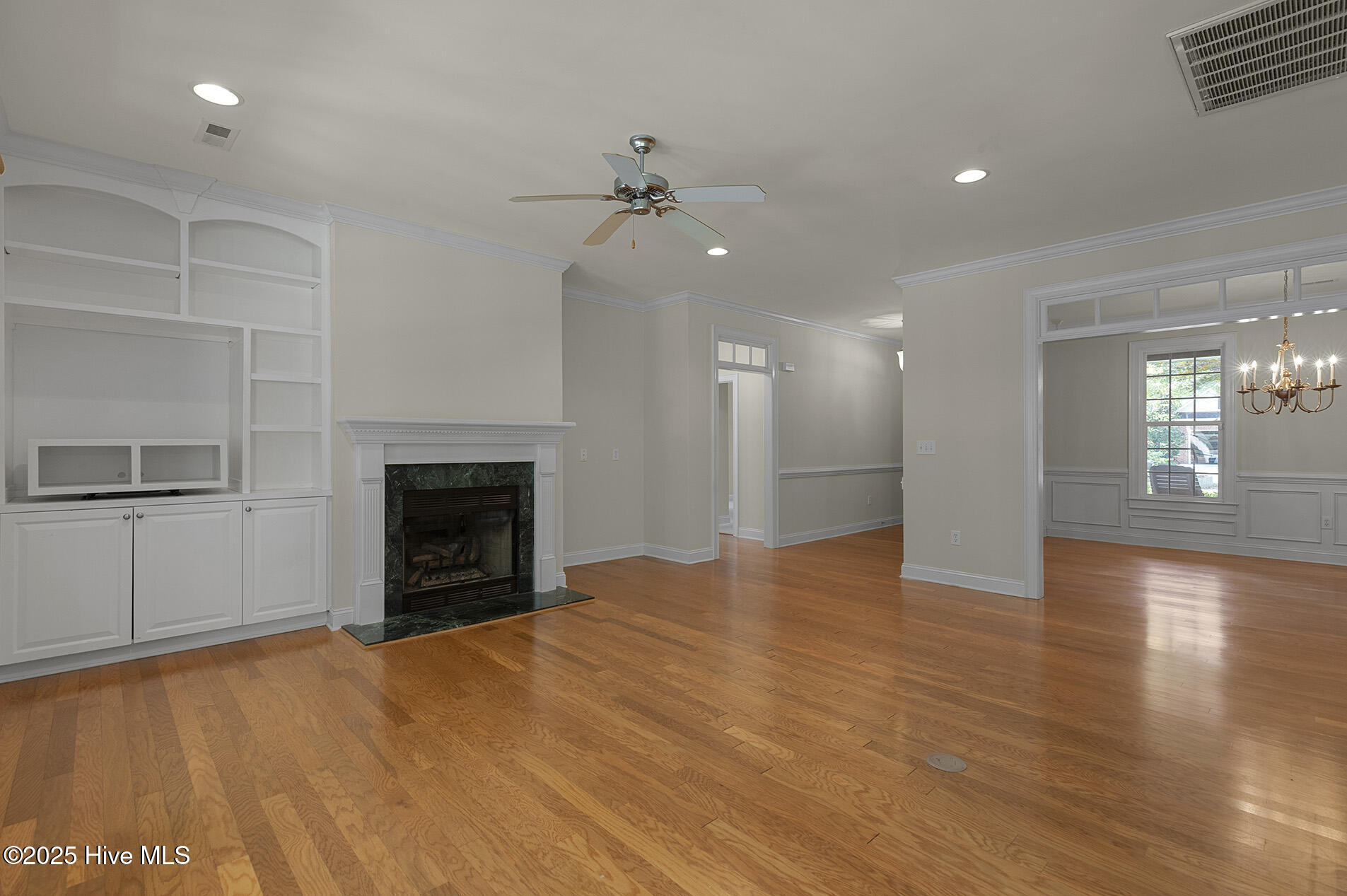 100558223 | Photo 15