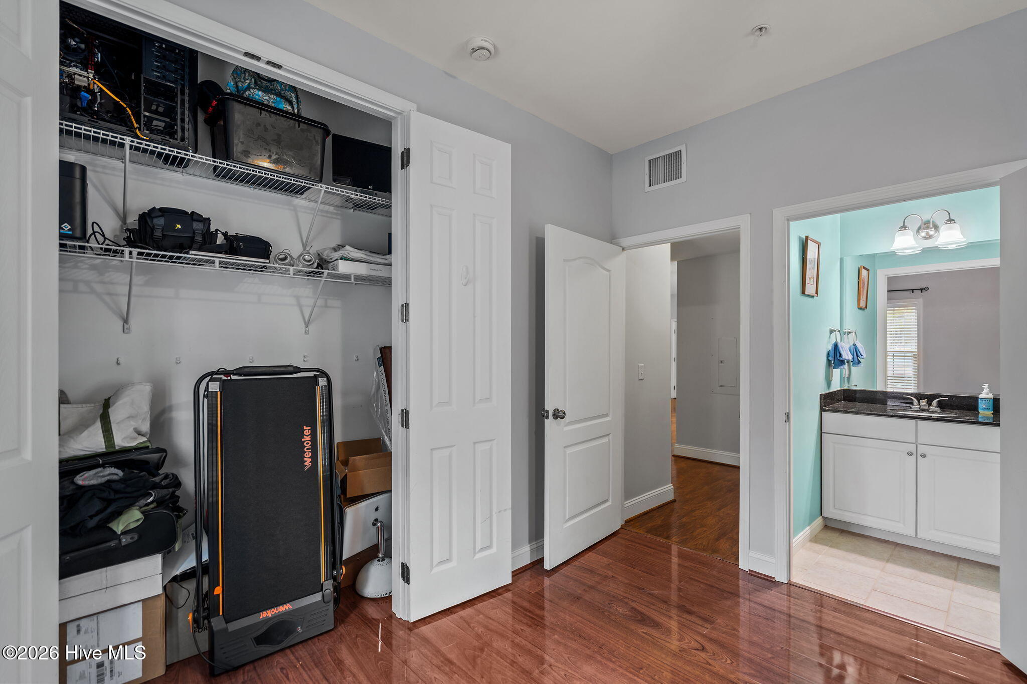 100558292 | Photo 11