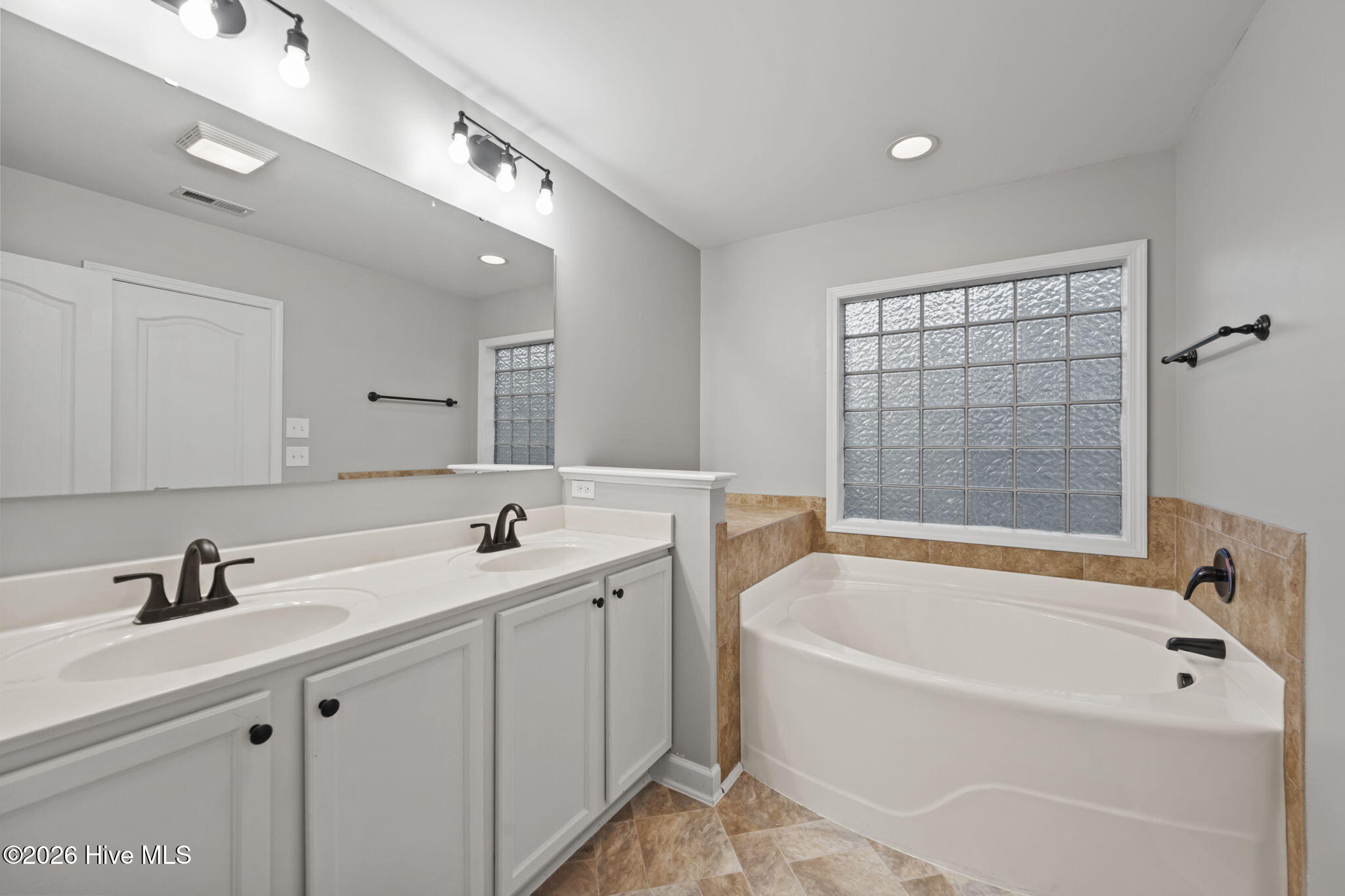 100549428 | Photo 17