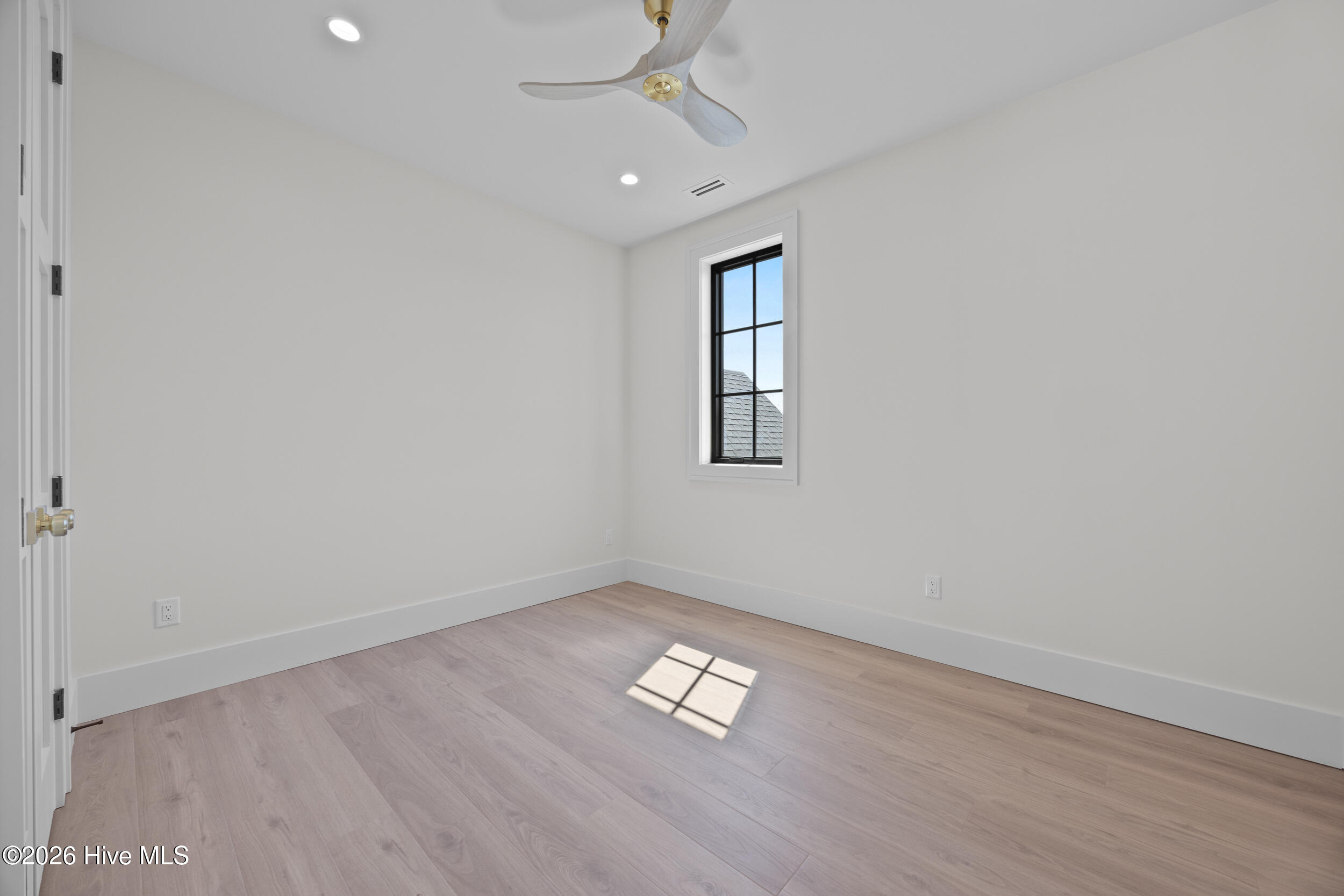 100561987 | Photo 47