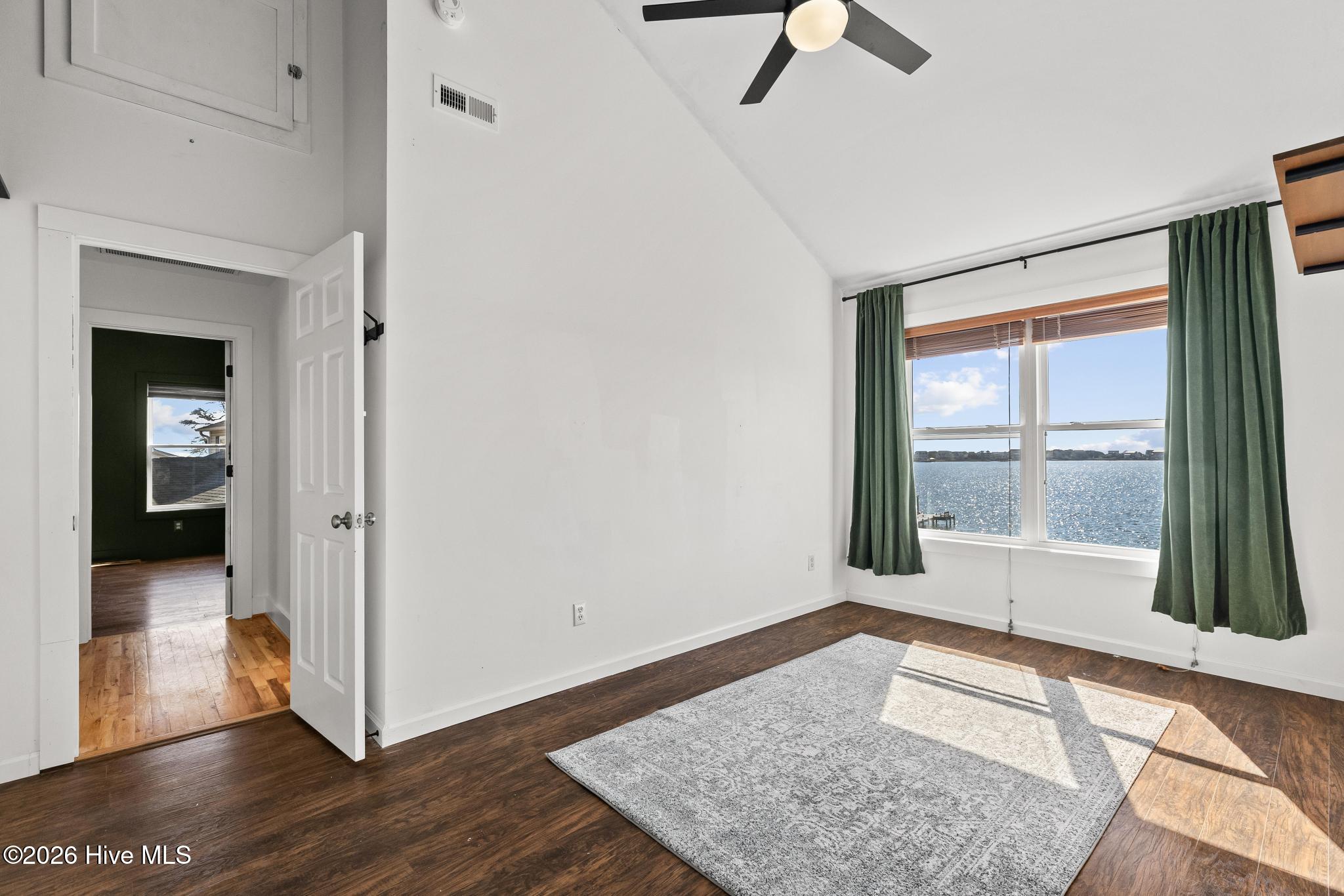 100557619 | Photo 32