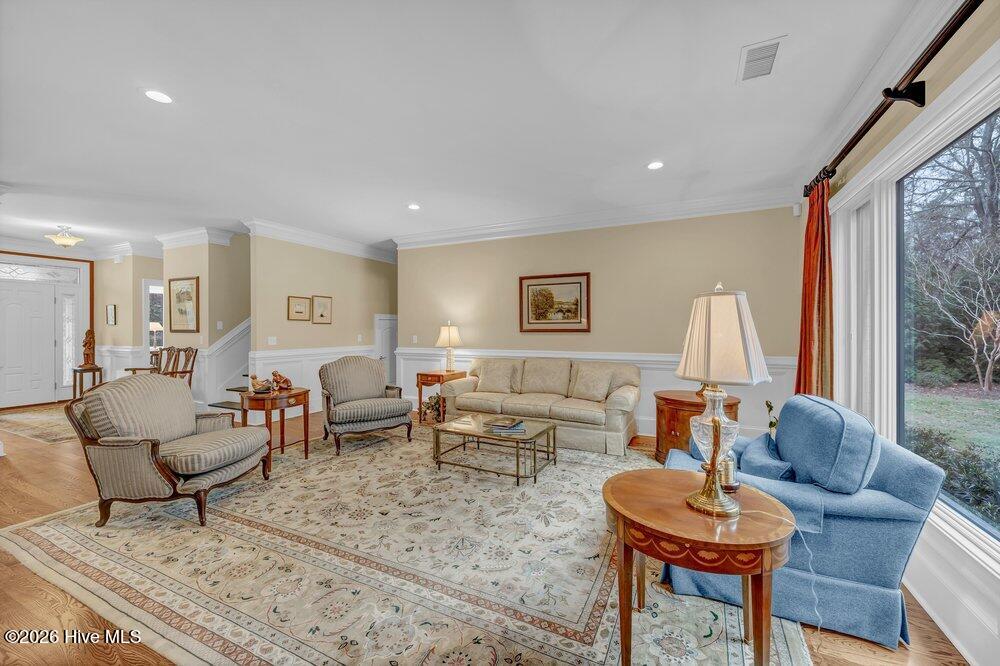 100557669 | Photo 11