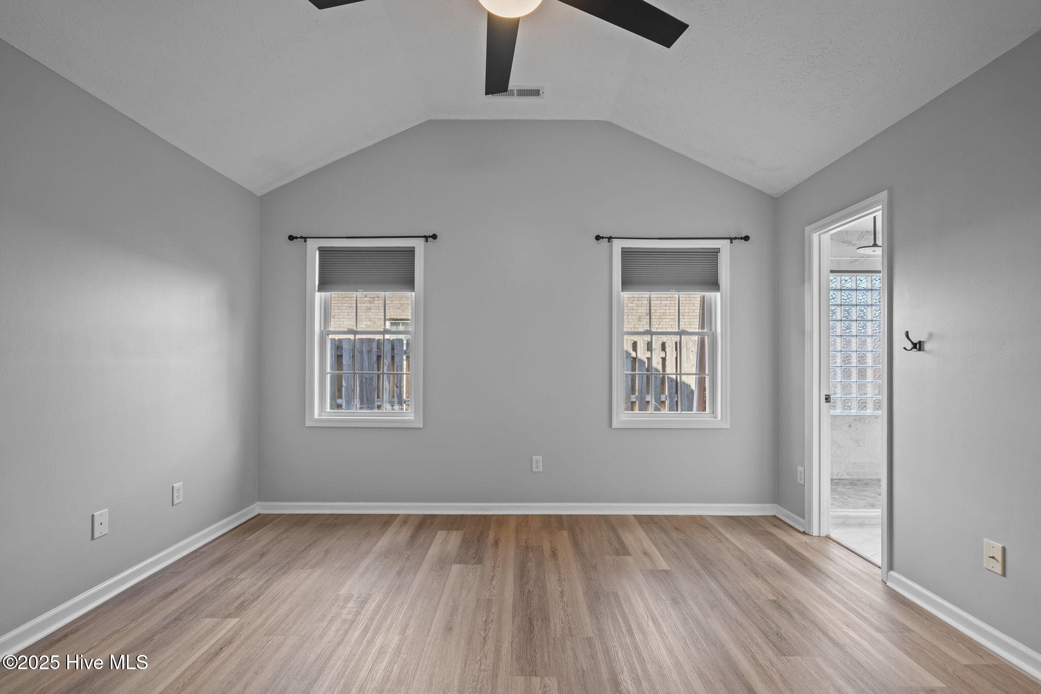 100540163 | Photo 18