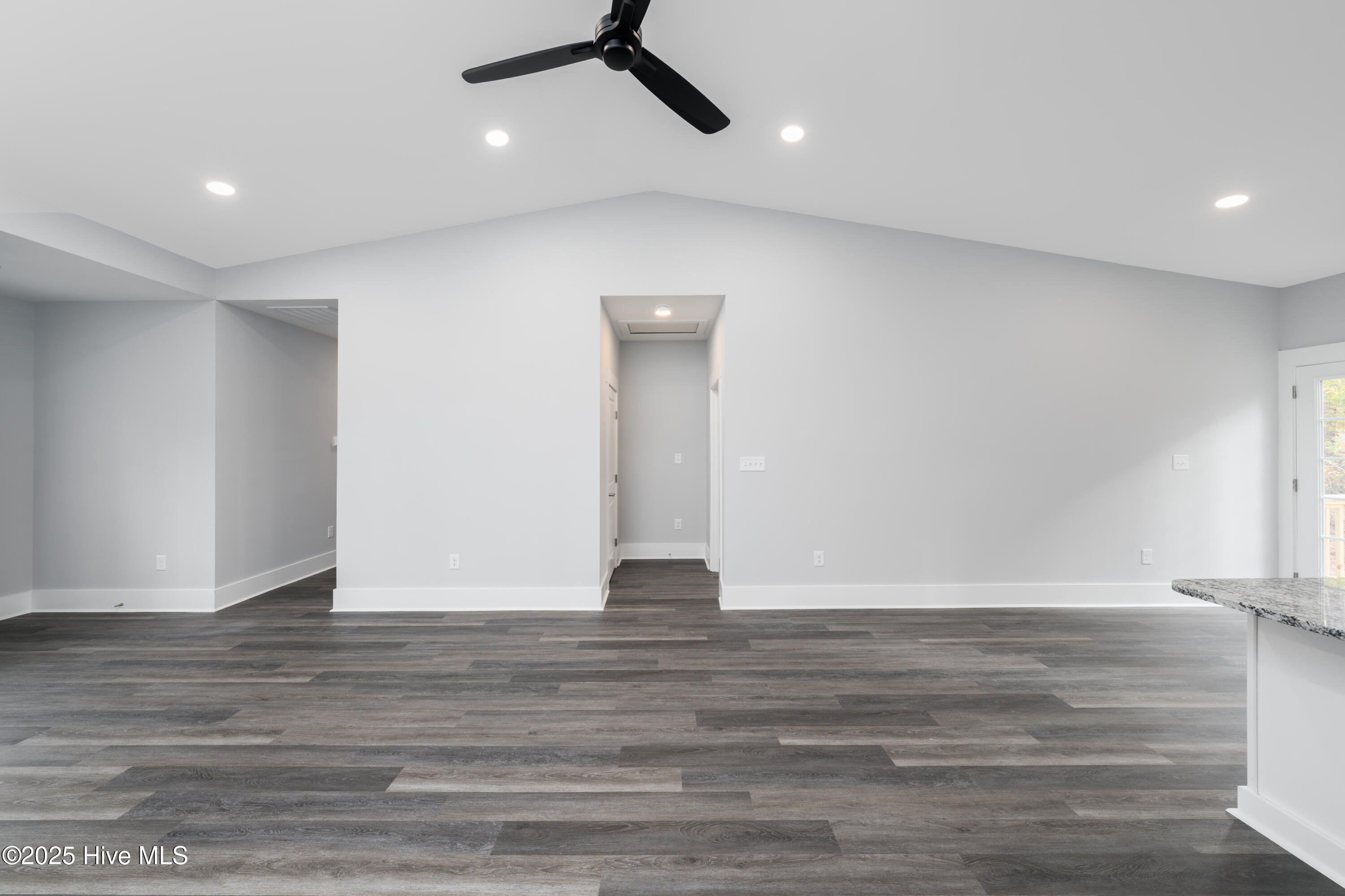 100523019 | Photo 18