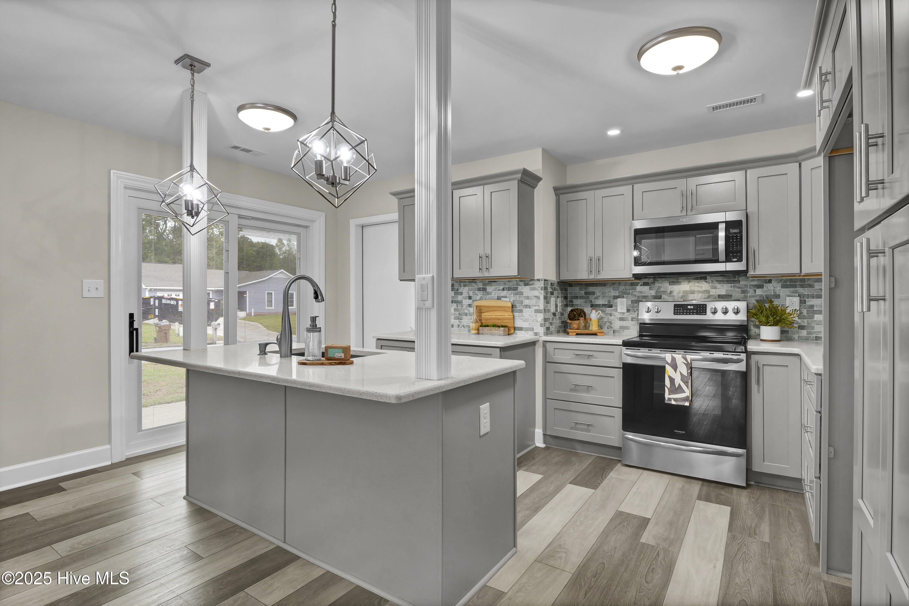 100533460 | Photo 10