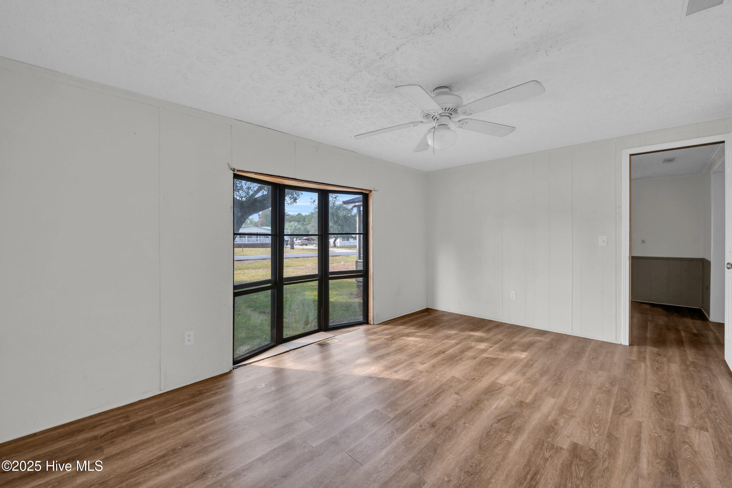 100543883 | Photo 15