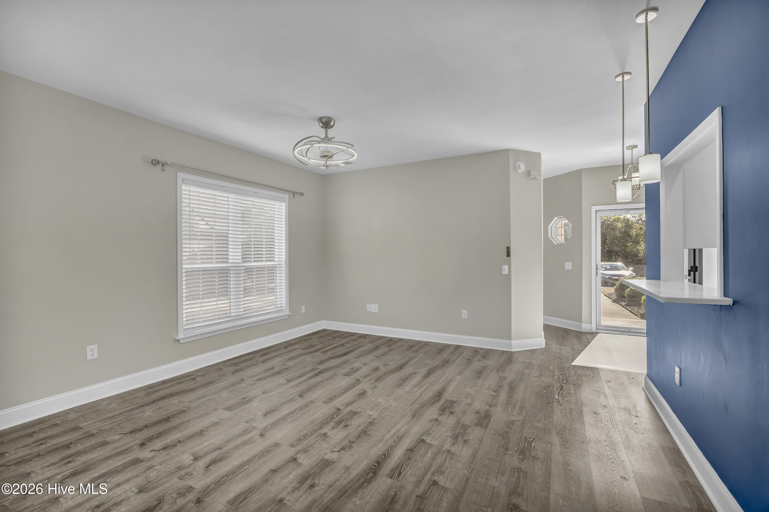 100548075 | Photo 10