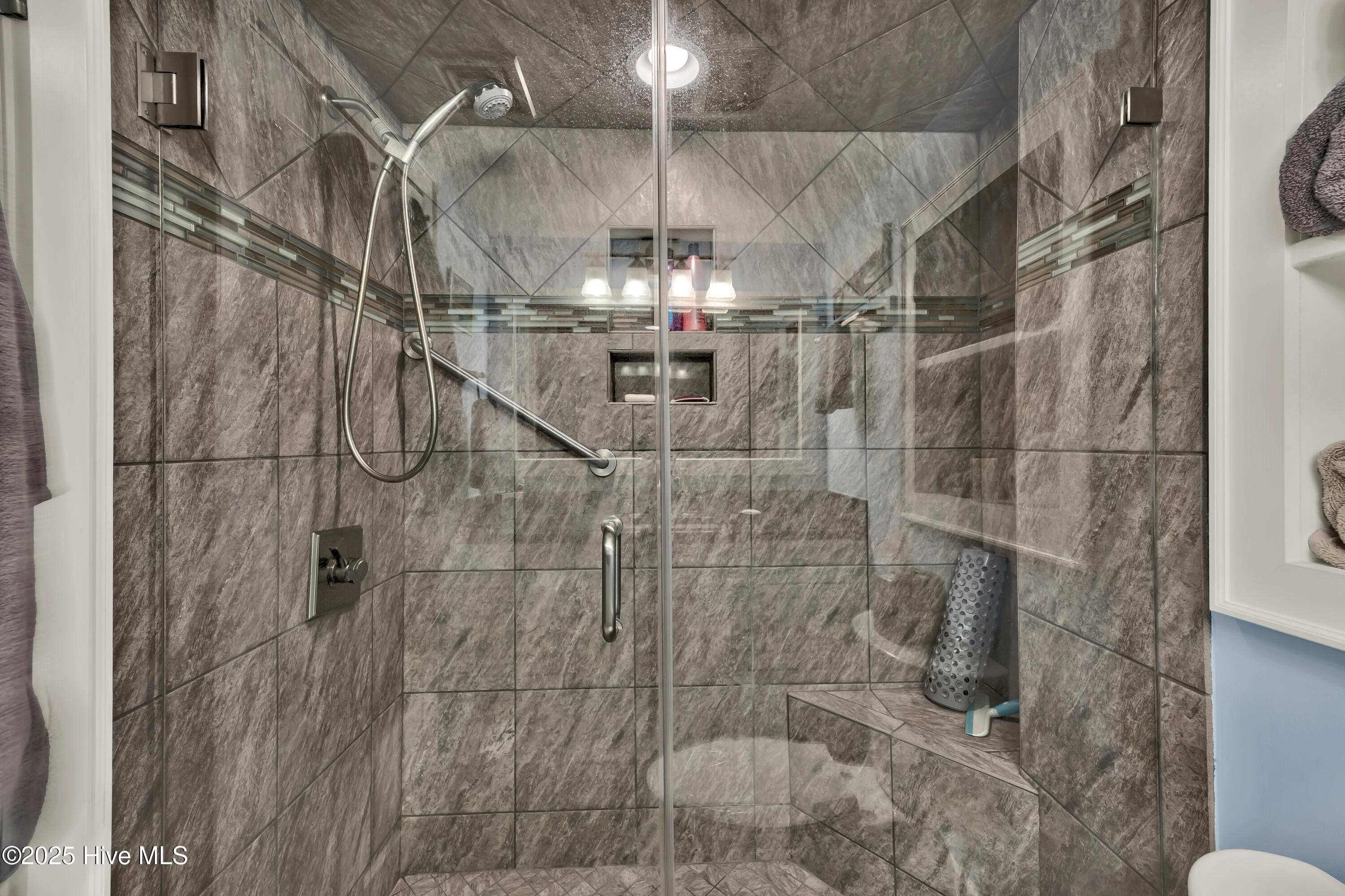 100549475 | Photo 42