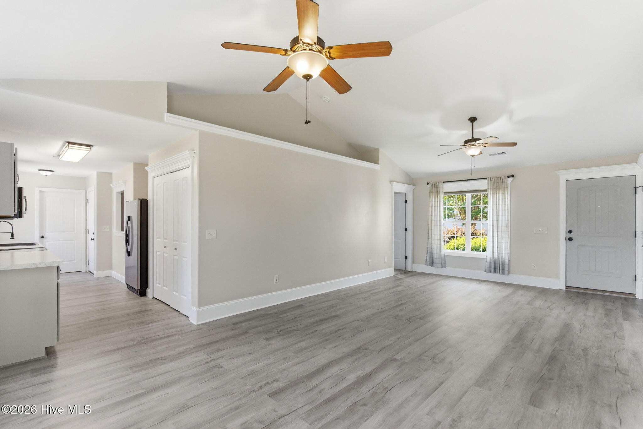 100570118 | Photo 11