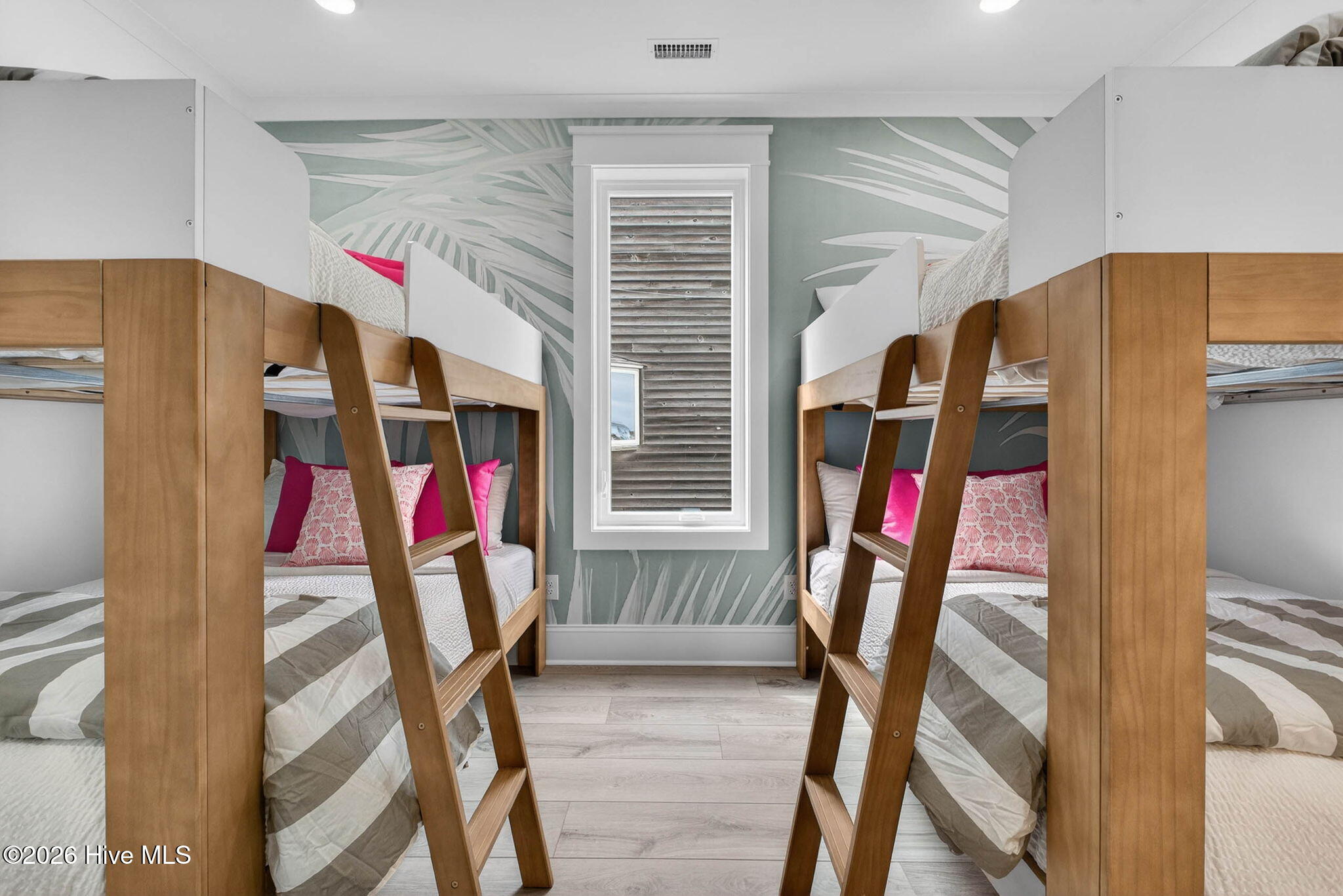 100543300 | Photo 36