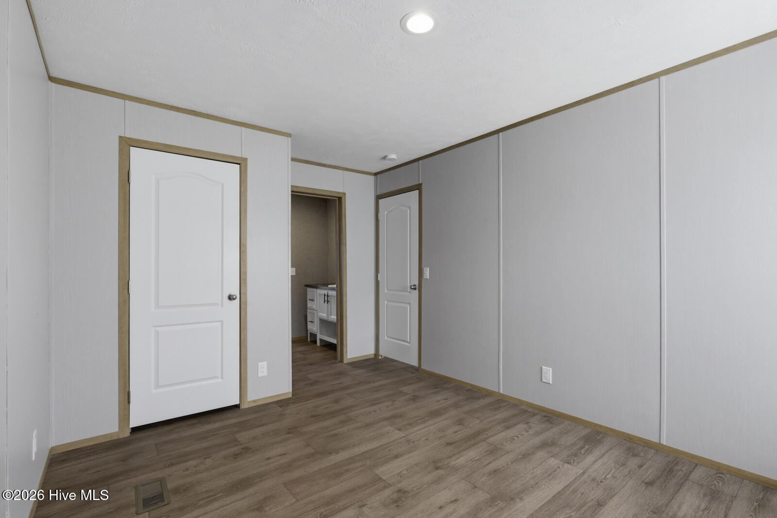 100565358 | Photo 28