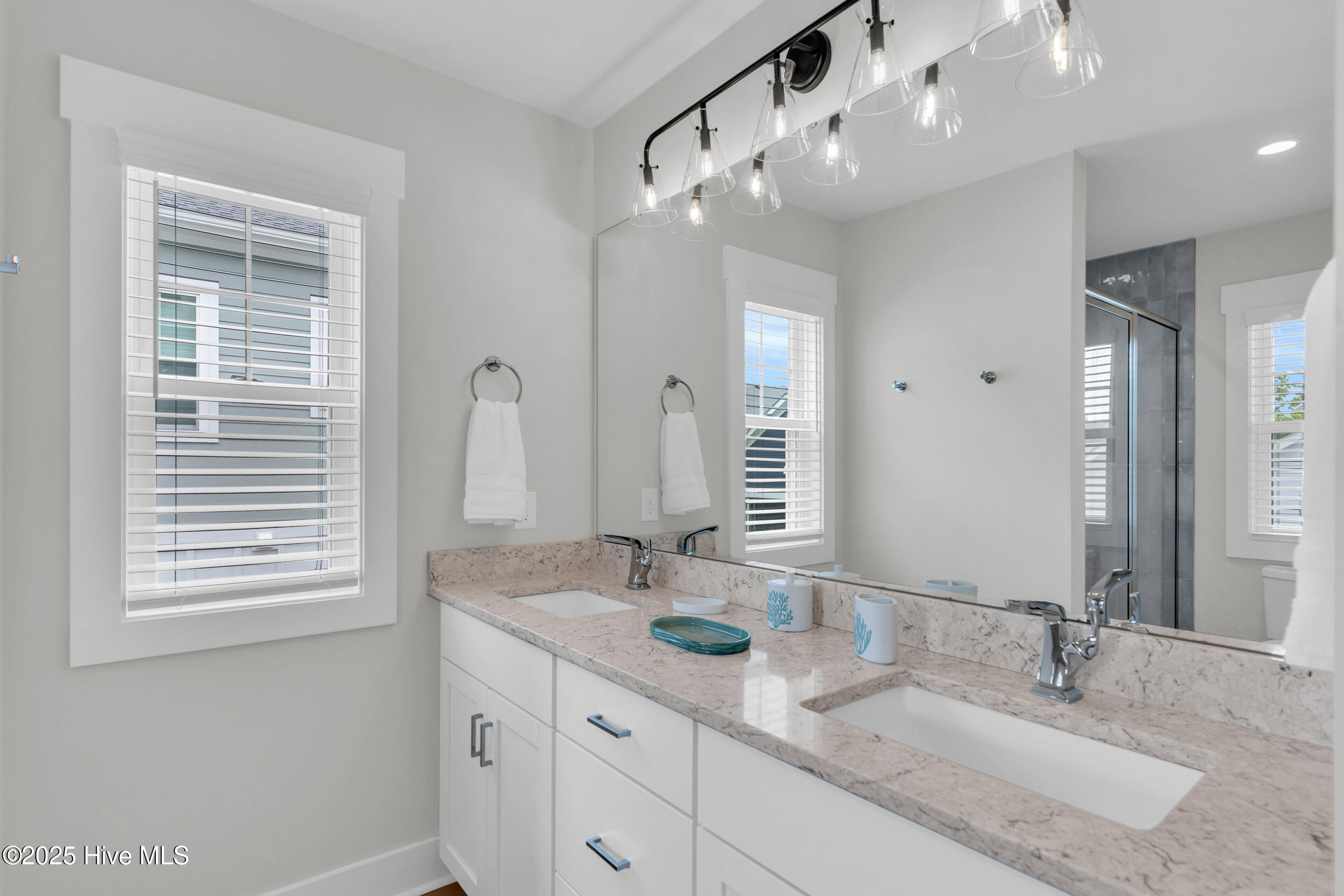 100565755 | Photo 20