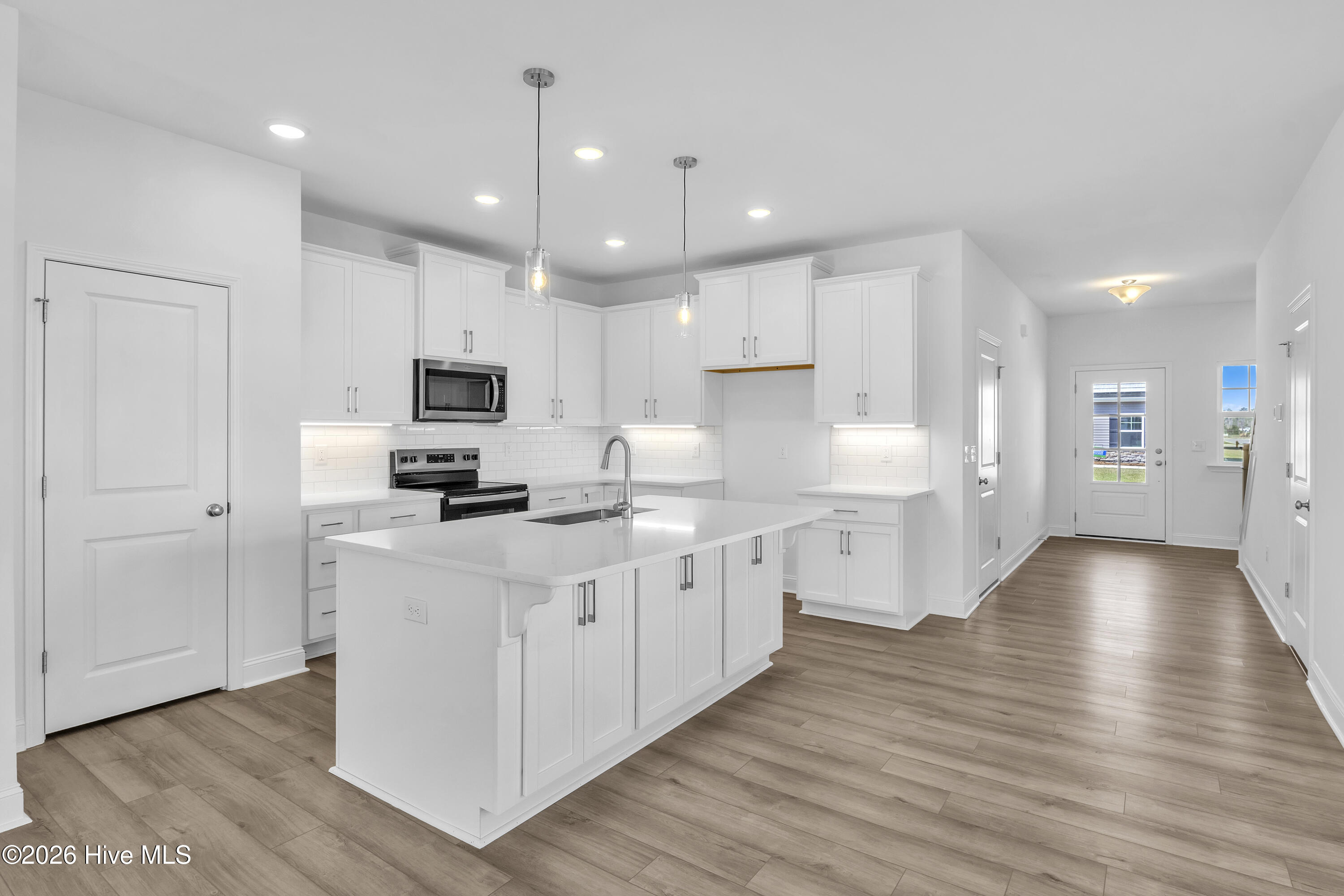 100563590 | Photo 10