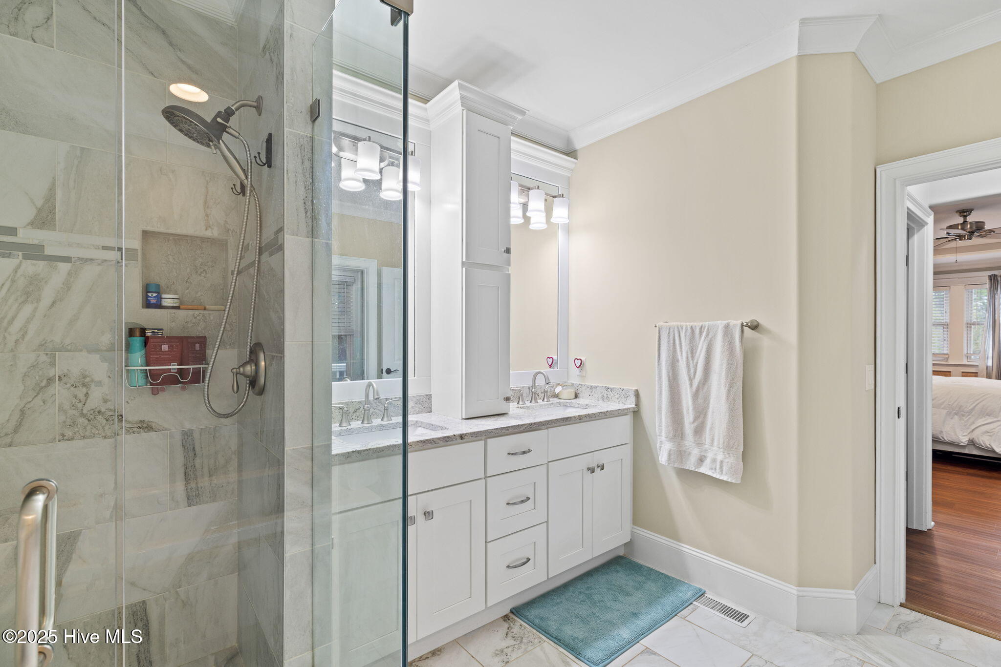 100548245 | Photo 33