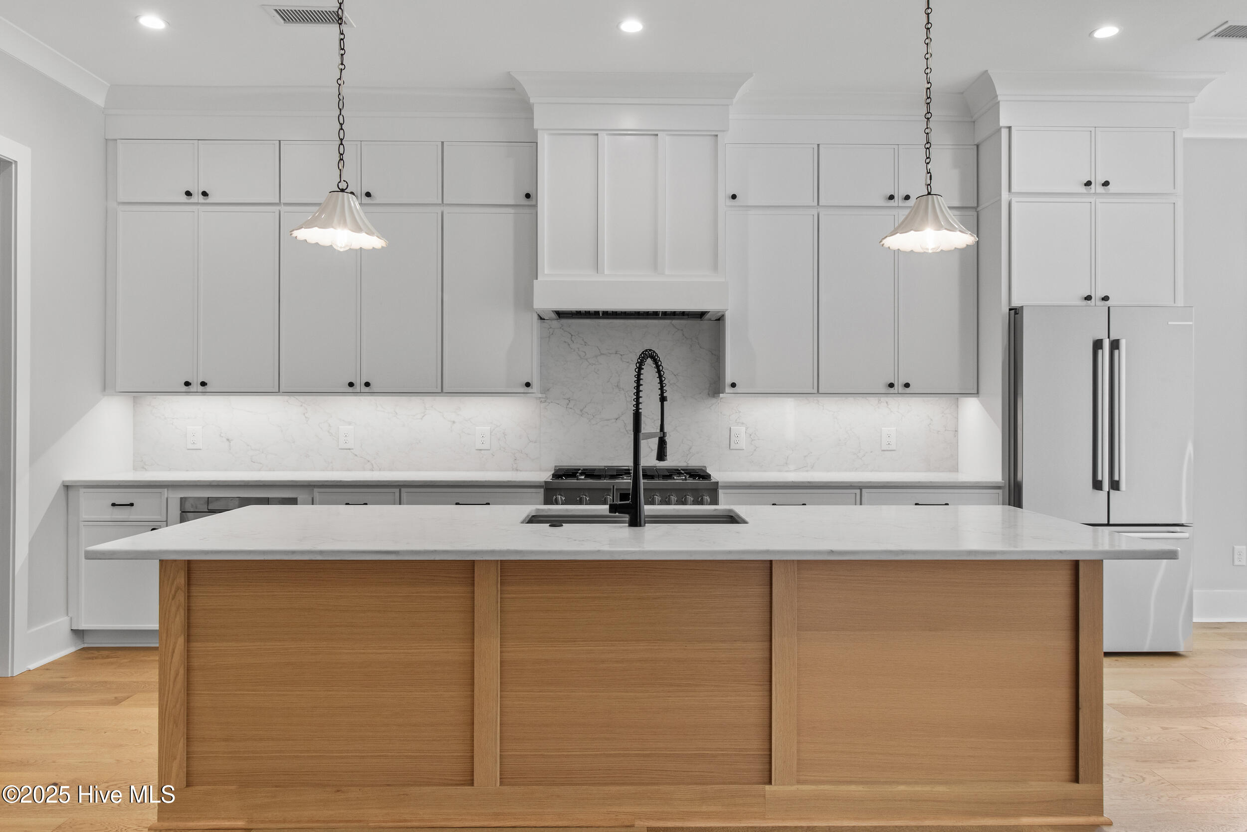 Large kitchen, tons of cabinetry and natural gas appliances