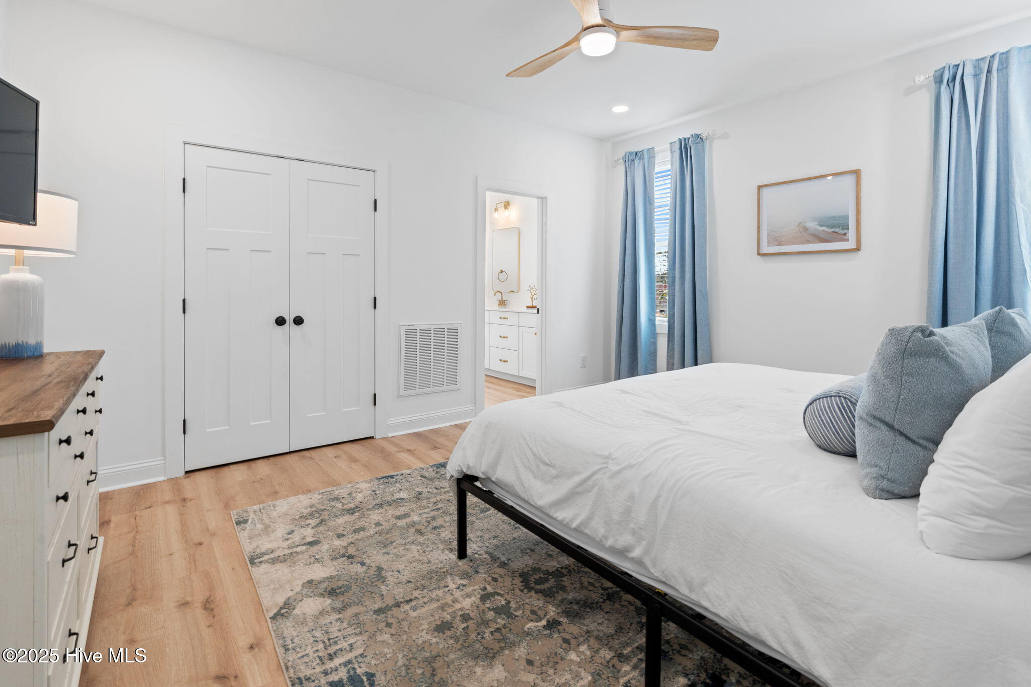 100548634 | Photo 47