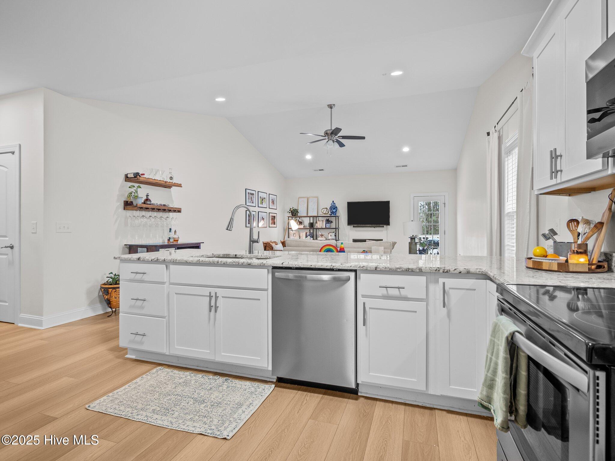 100565720 | Photo 25