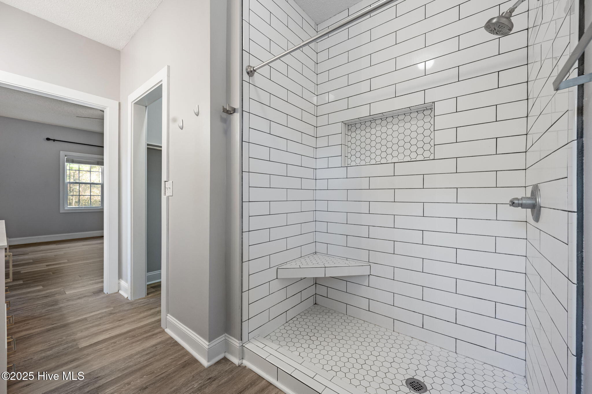 100542743 | Photo 26