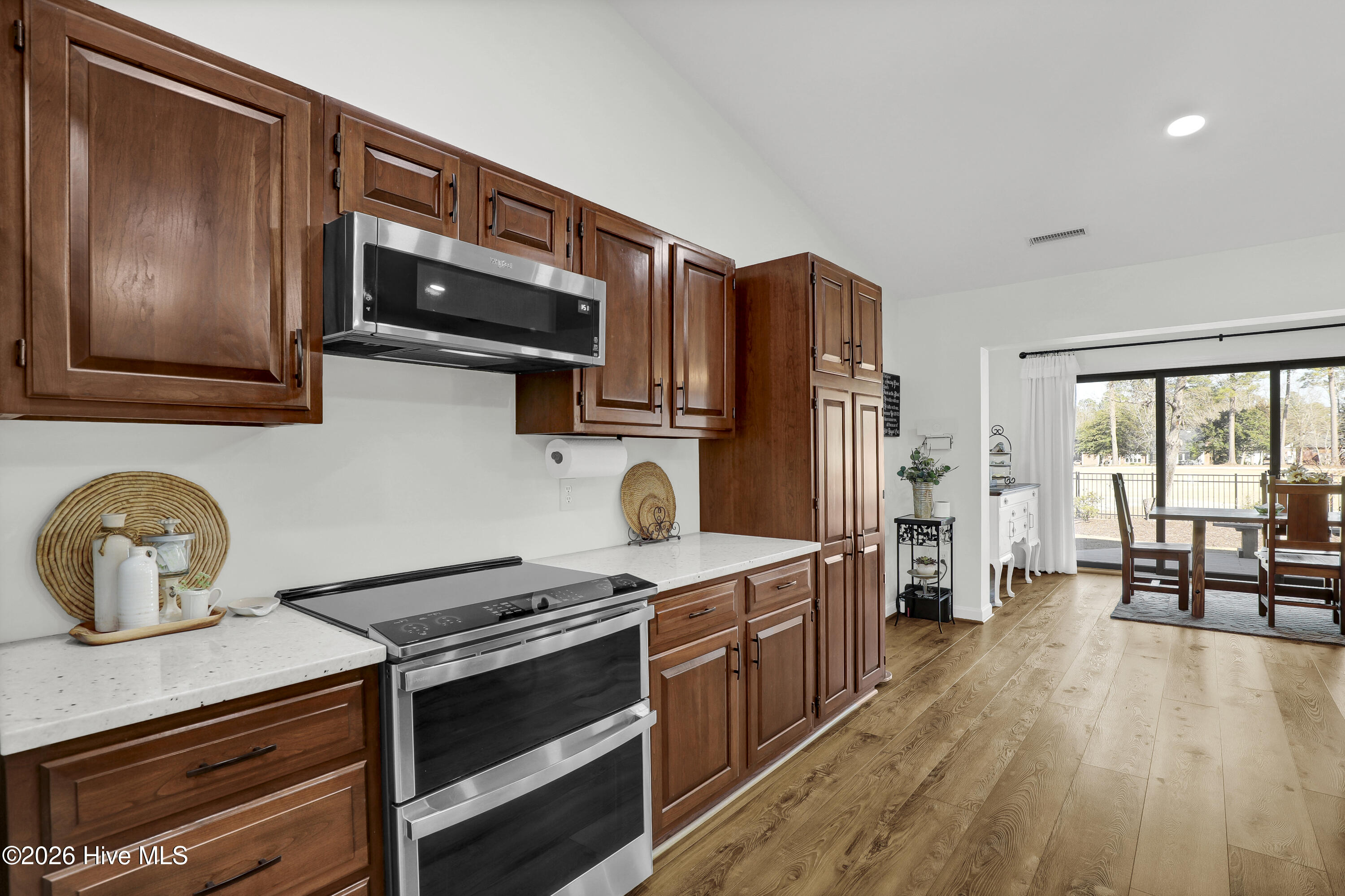 100548794 | Photo 11