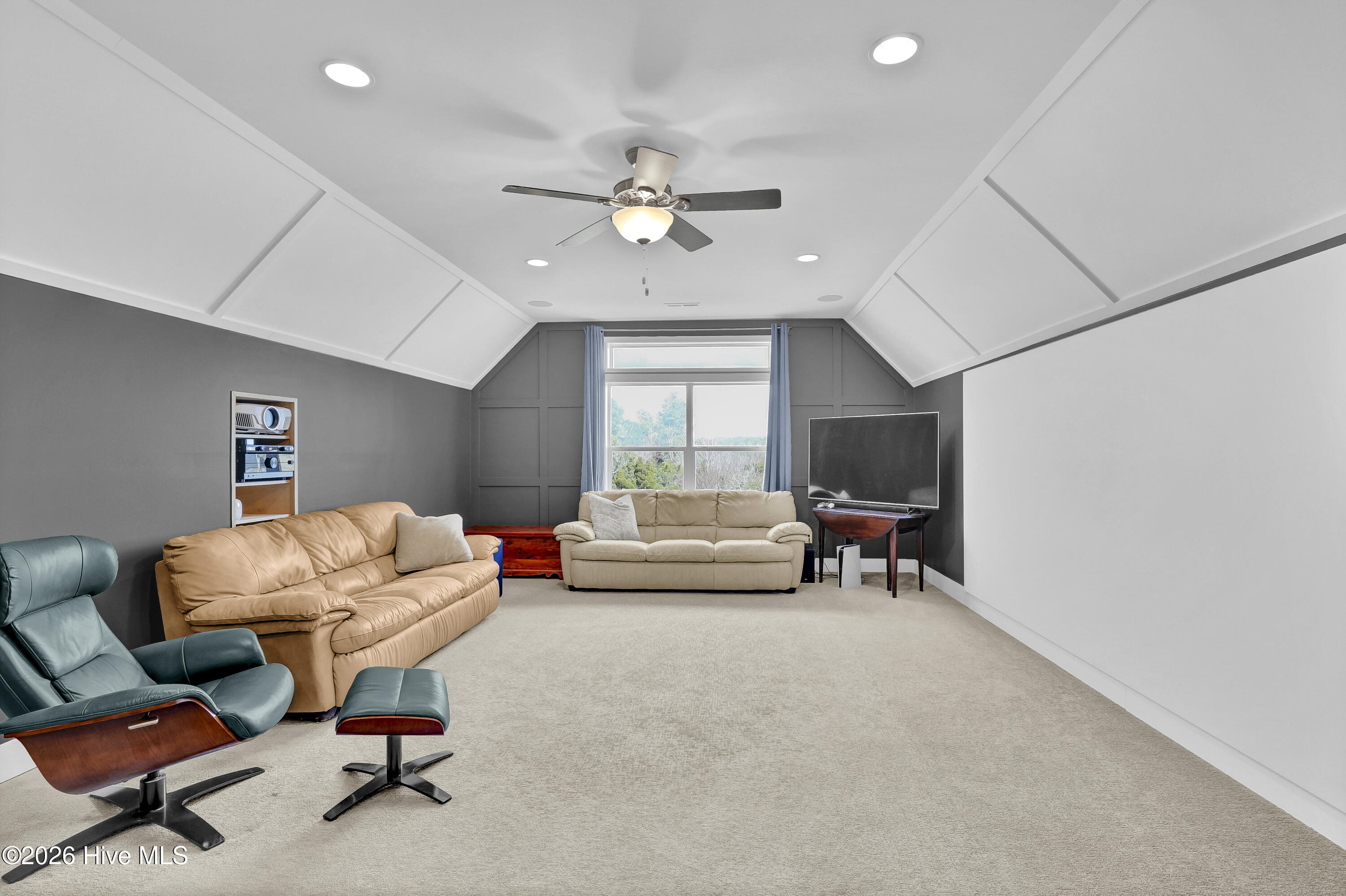 100562204 | Photo 33