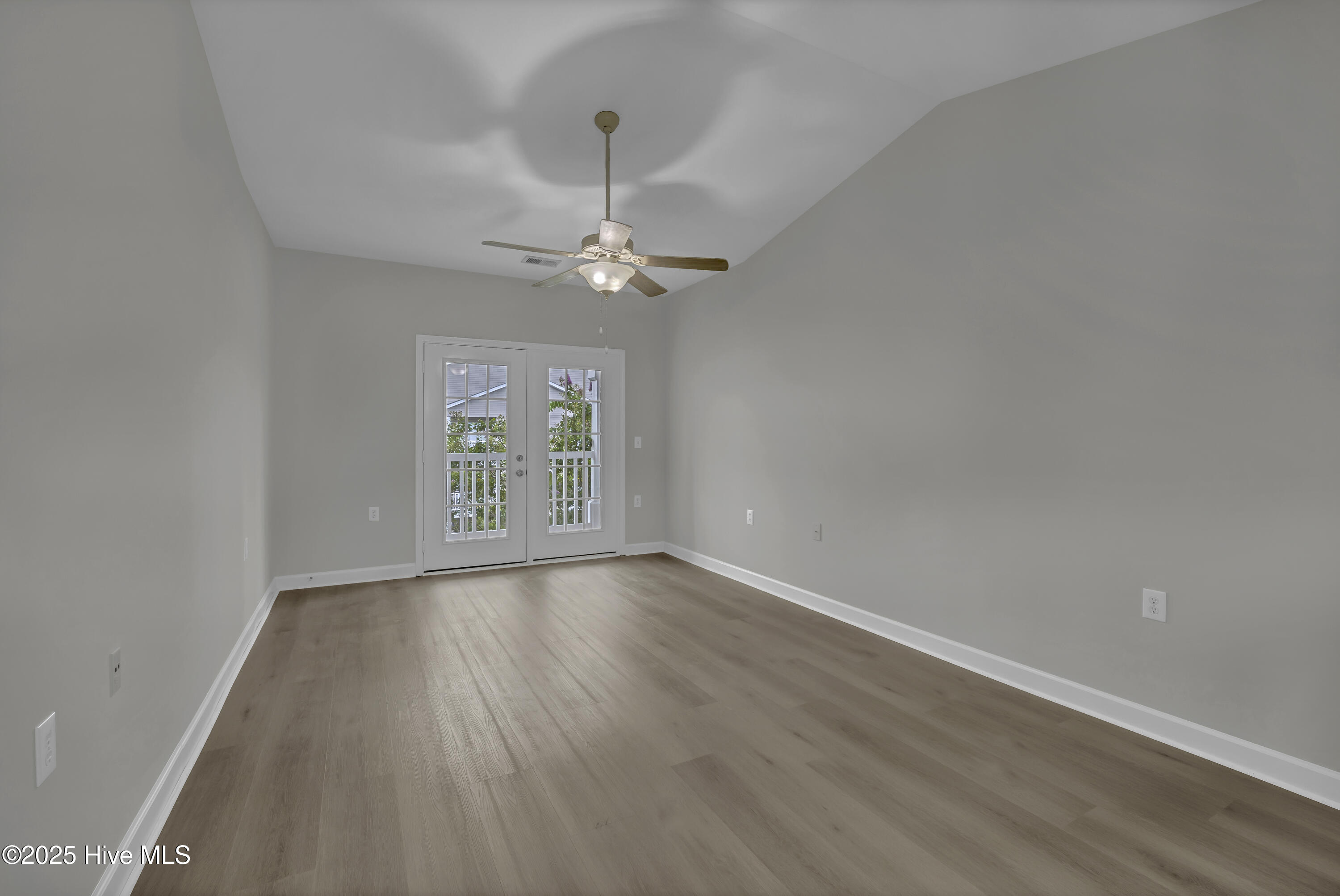 100521758 | Photo 14