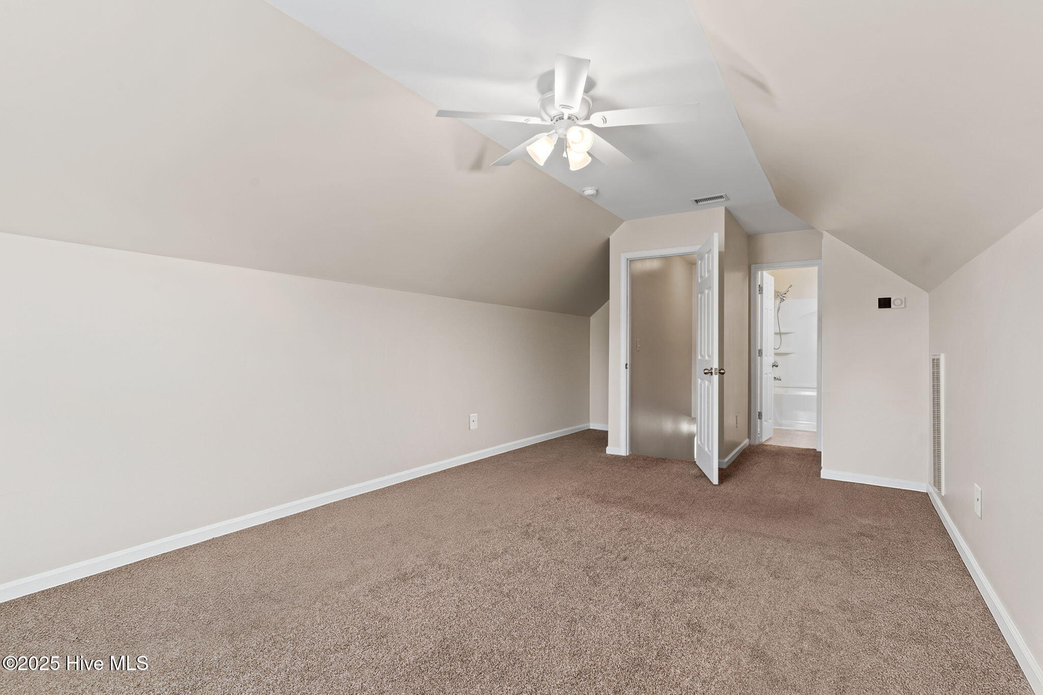 100540486 | Photo 33