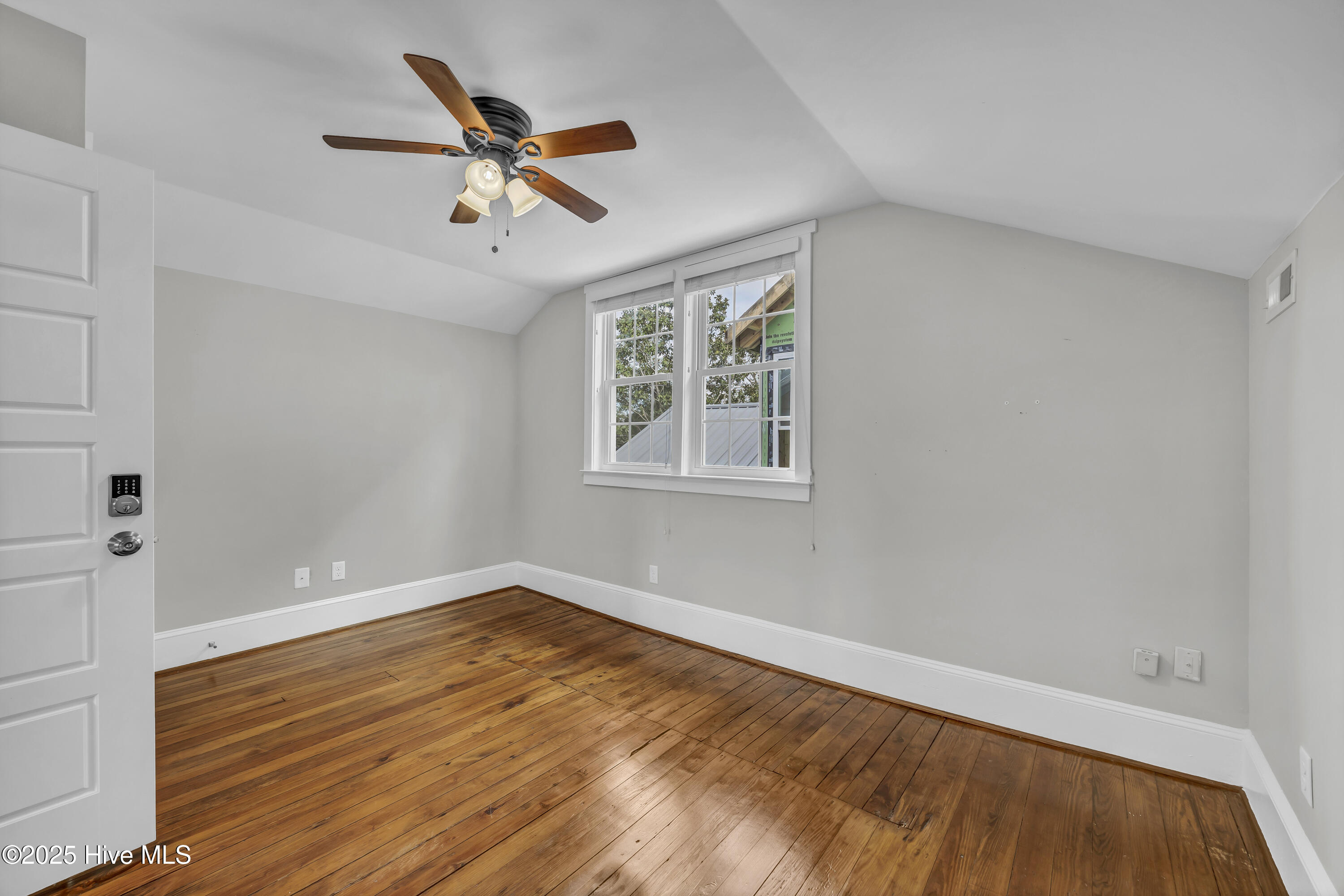 100543572 | Photo 25