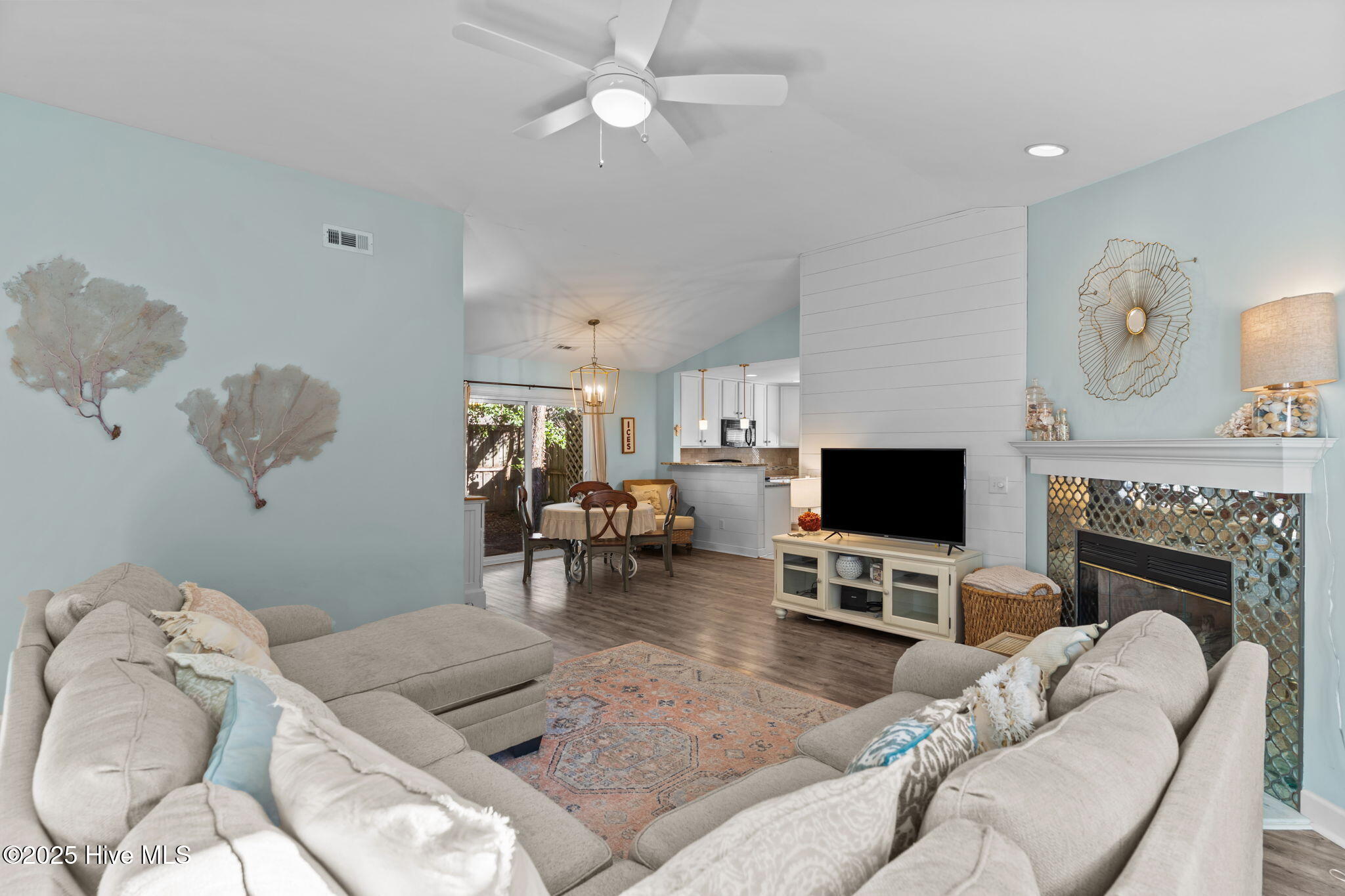 100537422 | Photo 18