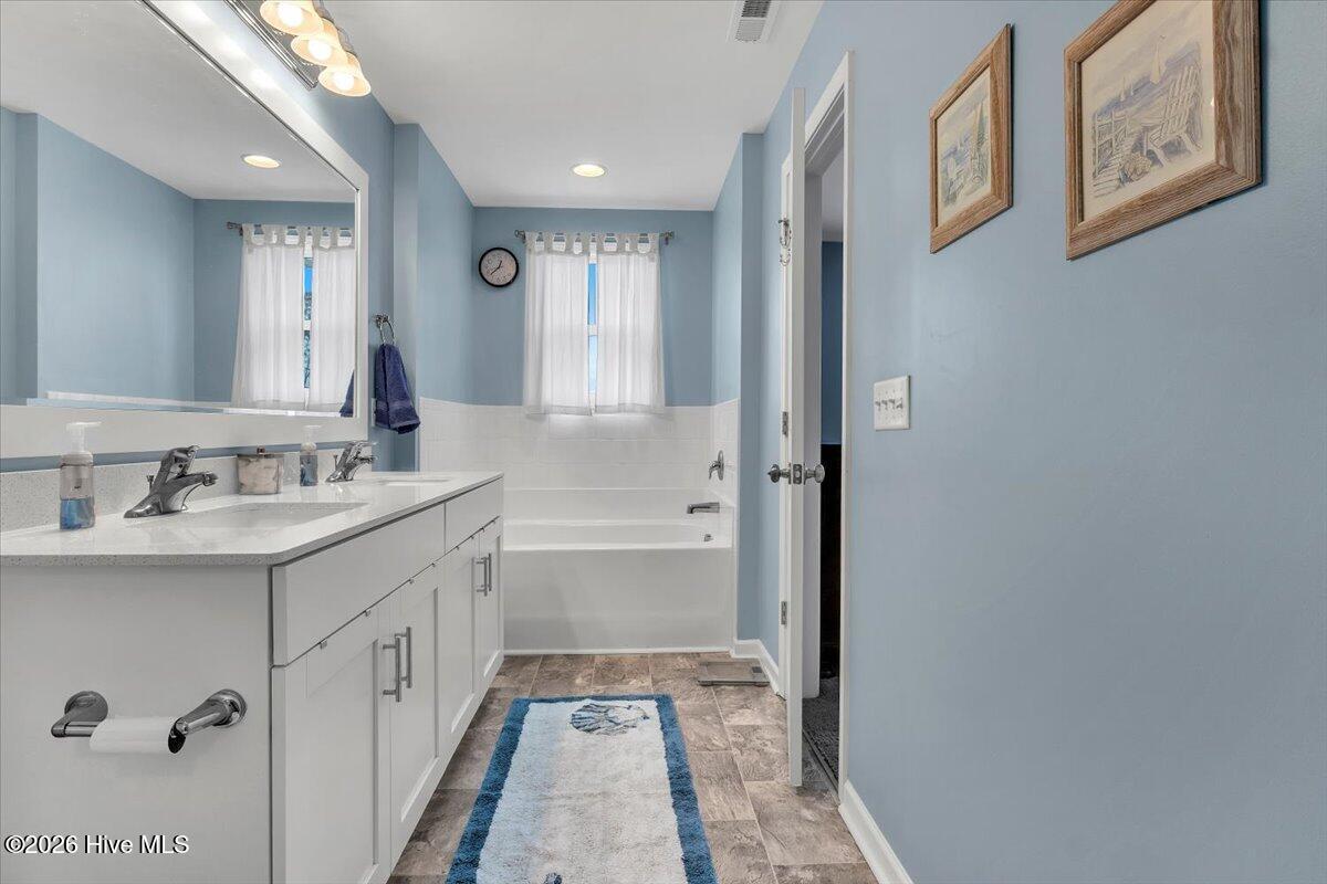 100558100 | Photo 44