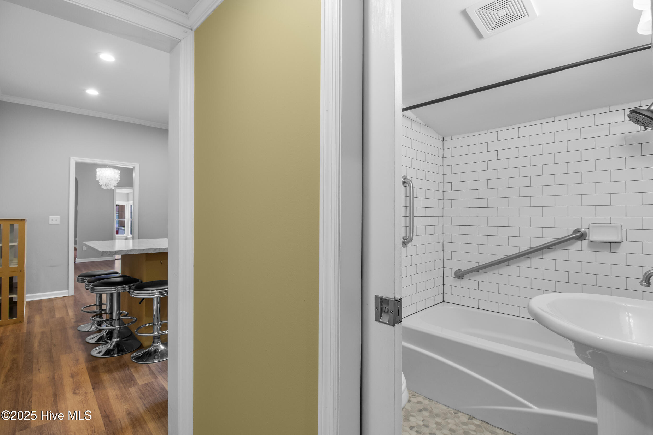 100528550 | Photo 35