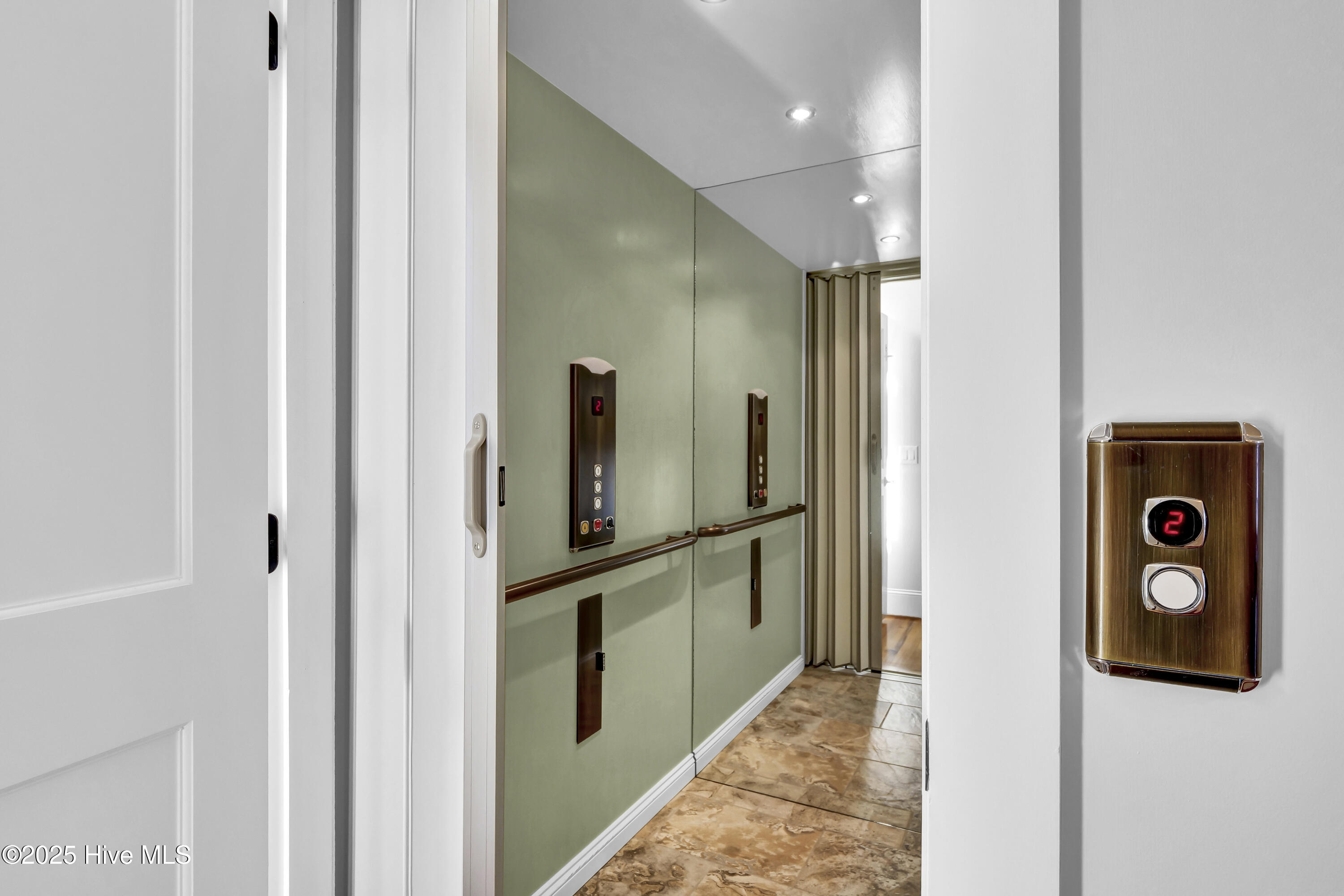 100553290 | Photo 17