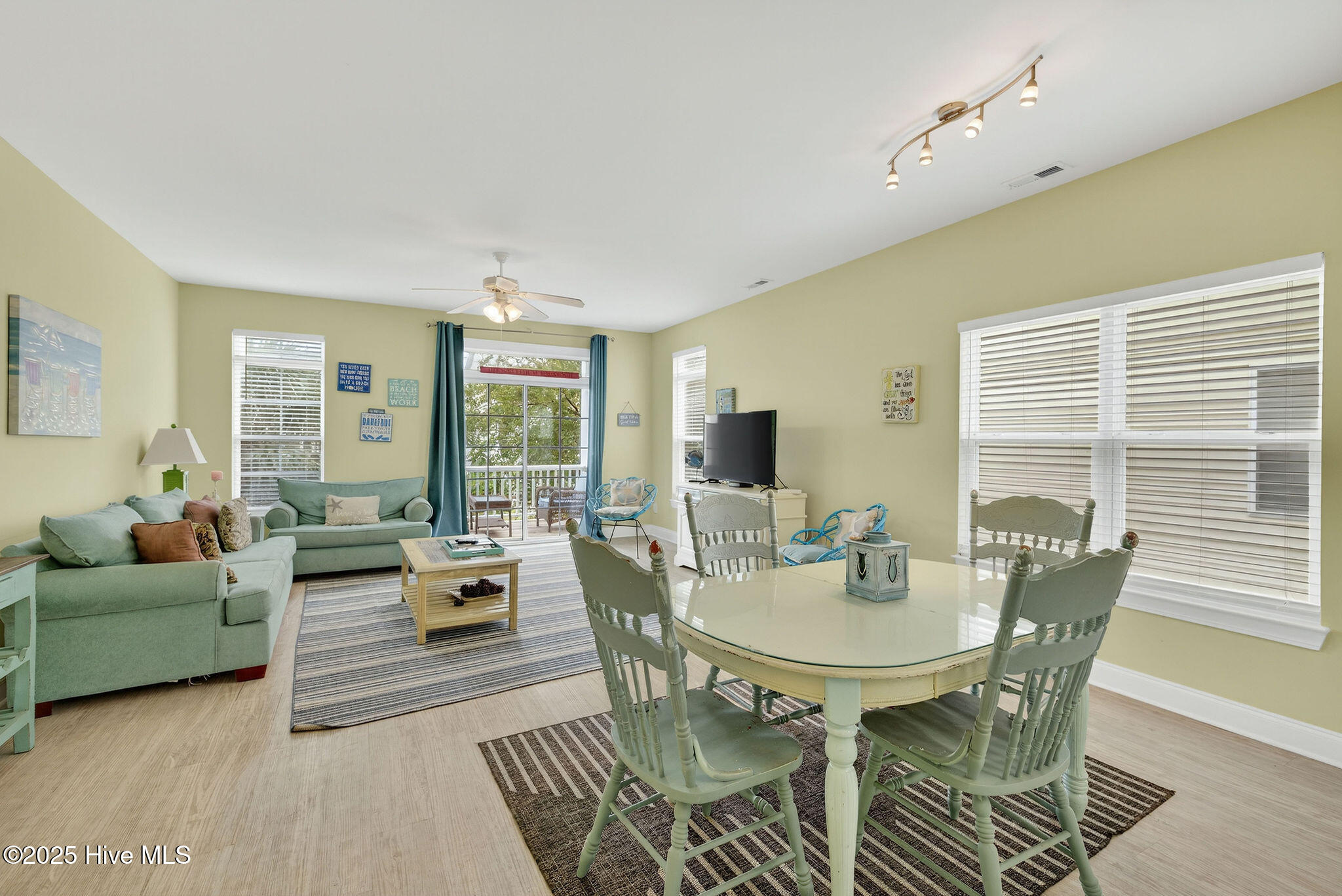 100536023 | Photo 11