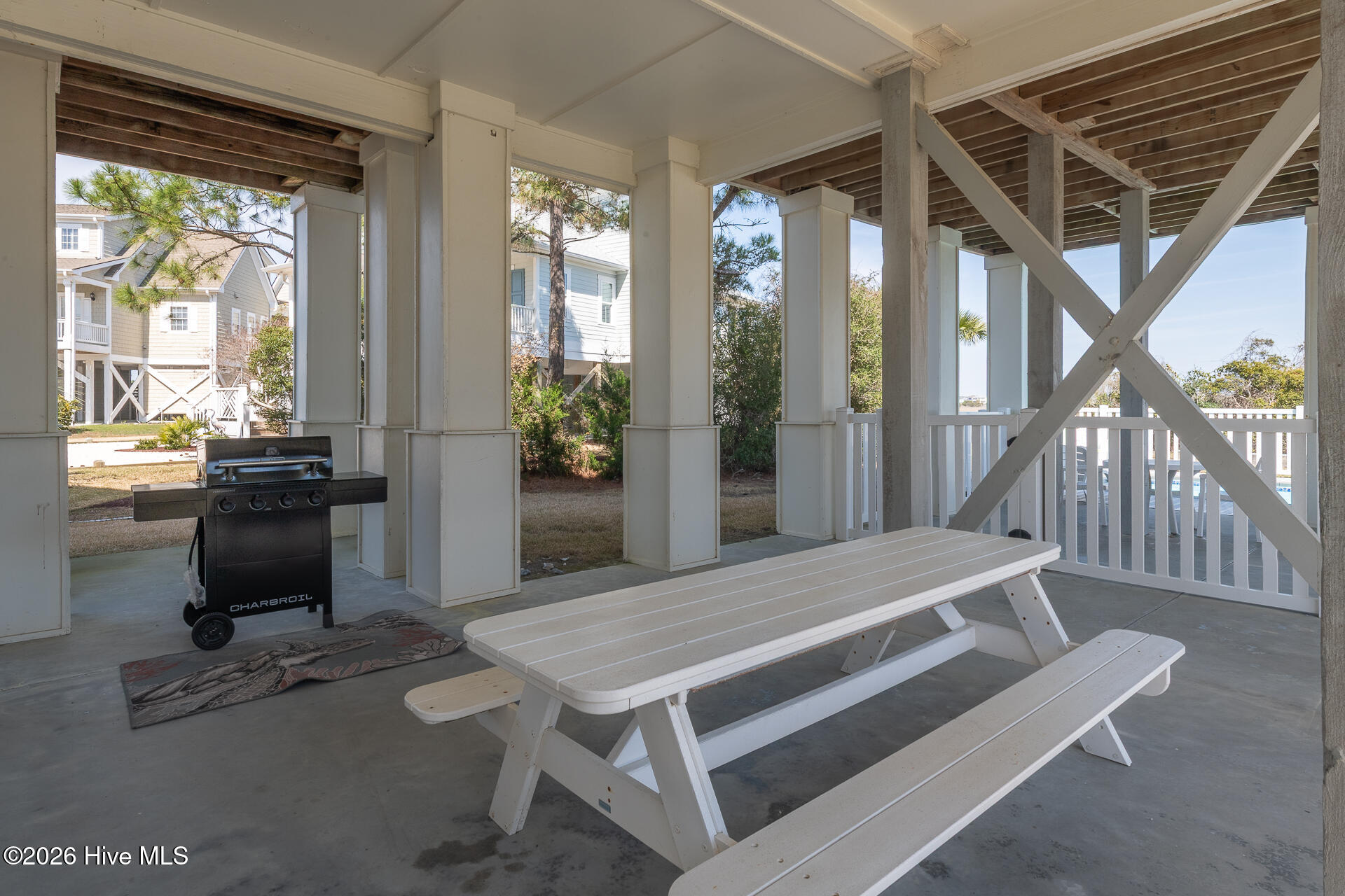 100562037 | Photo 61