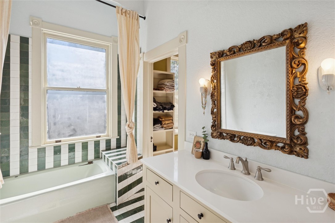 Upstairs Bathroom 1 (primary)