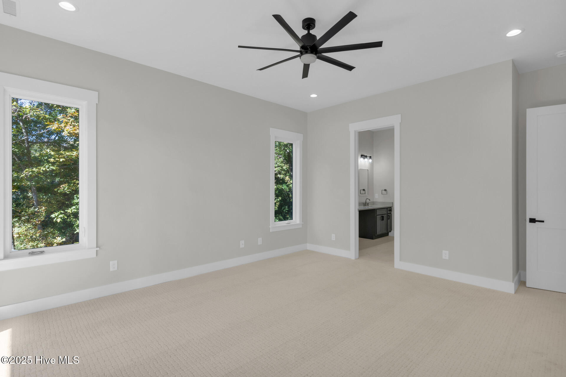 100539388 | Photo 40