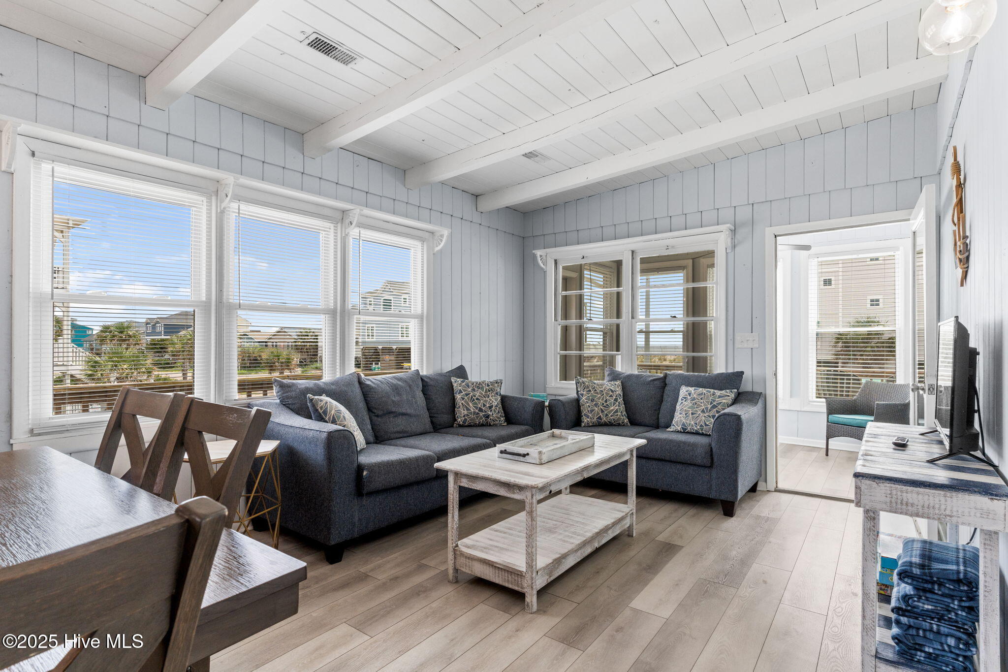 100526809 | Photo 23