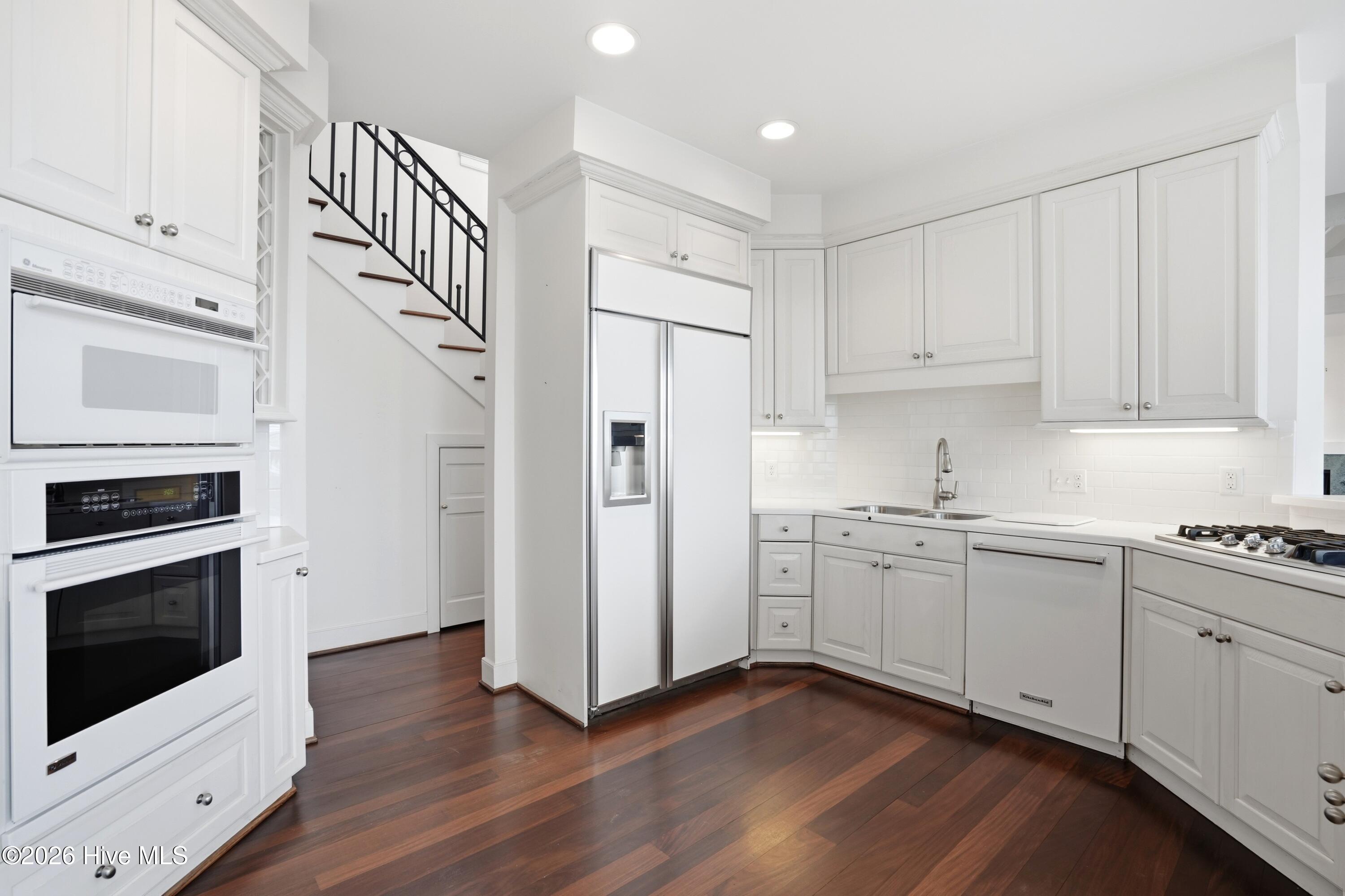 100556046 | Photo 40