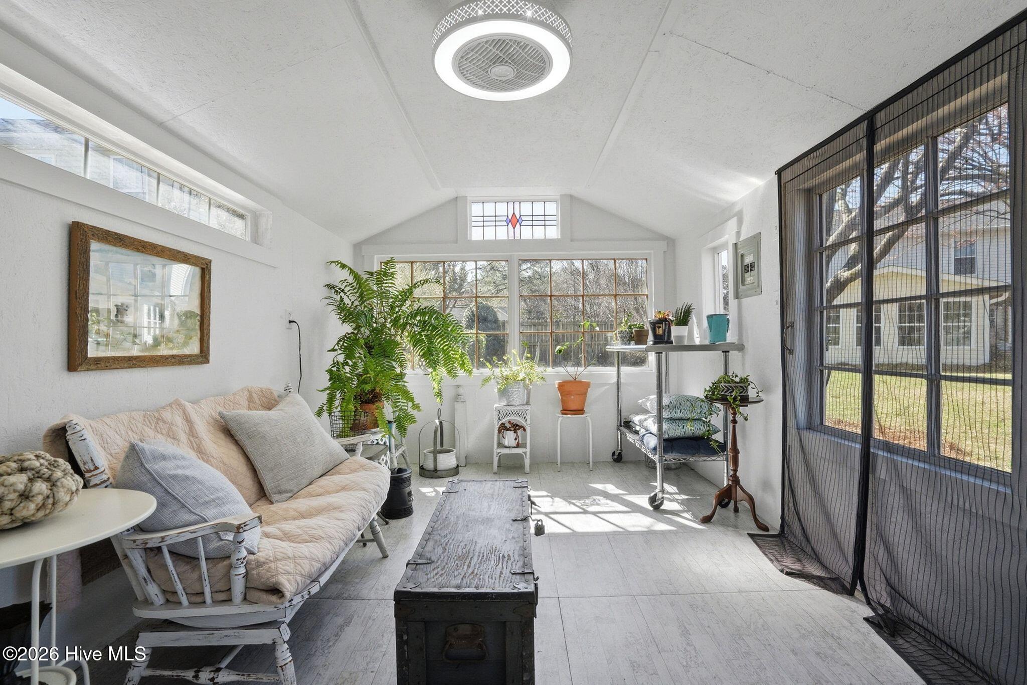 100557423 | Photo 73